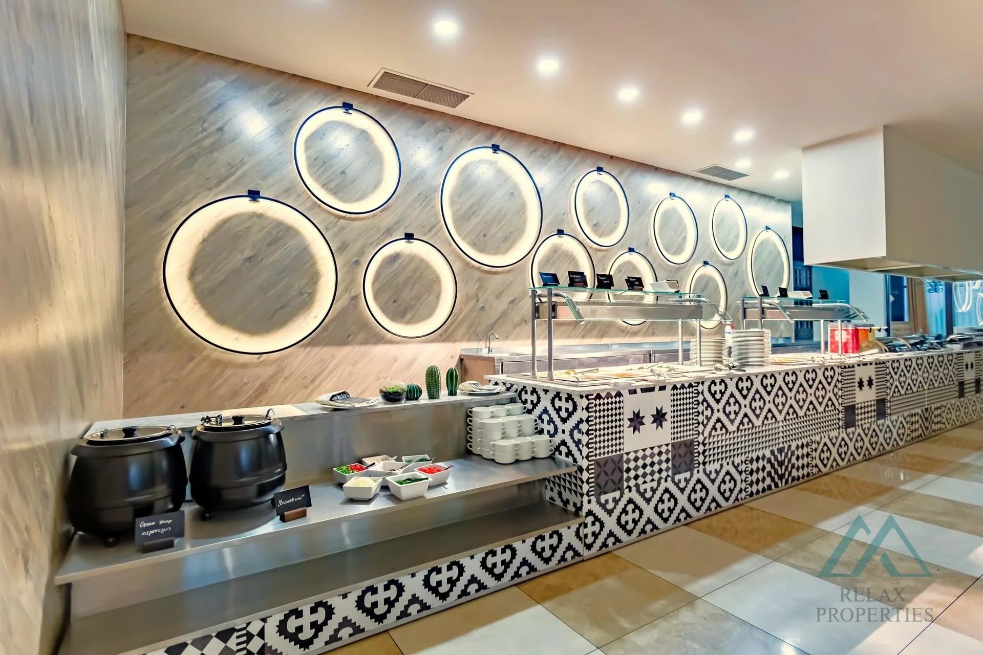 Prostorný apartmán s výhledem na bazén, Barceló Royal Beach, první linie k moři, Slunečné pobřeží - foto 16