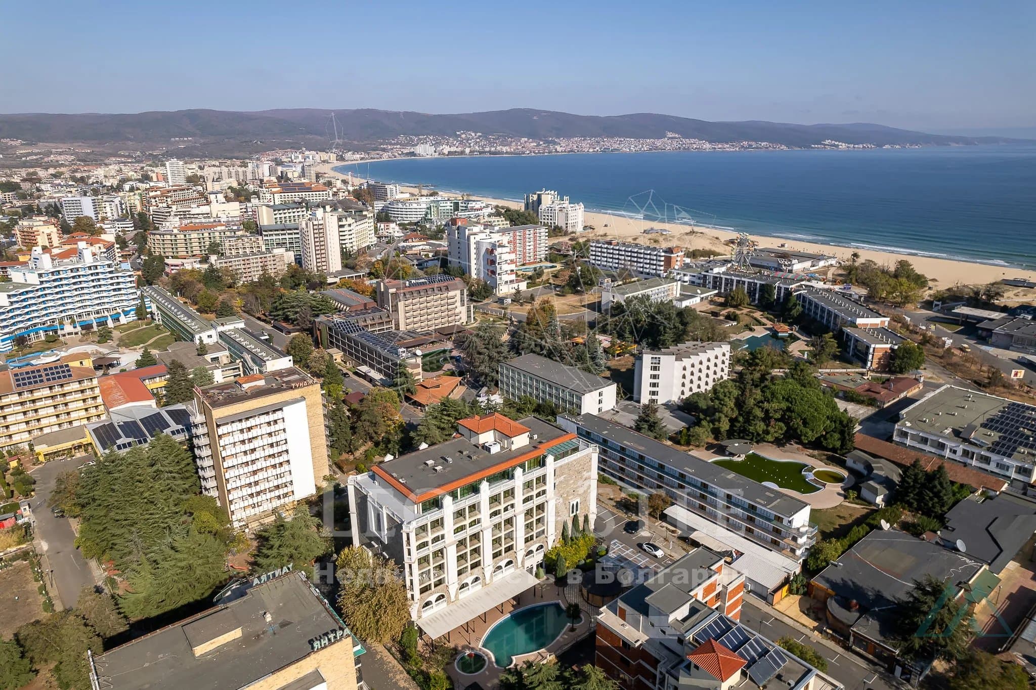 Prostorný 2 pokojový apartmán o rozloze 83,21 m², 2 koupelnami a výhledem na moře v komplexu Babylon na Slunečném pobřeží. - foto 2