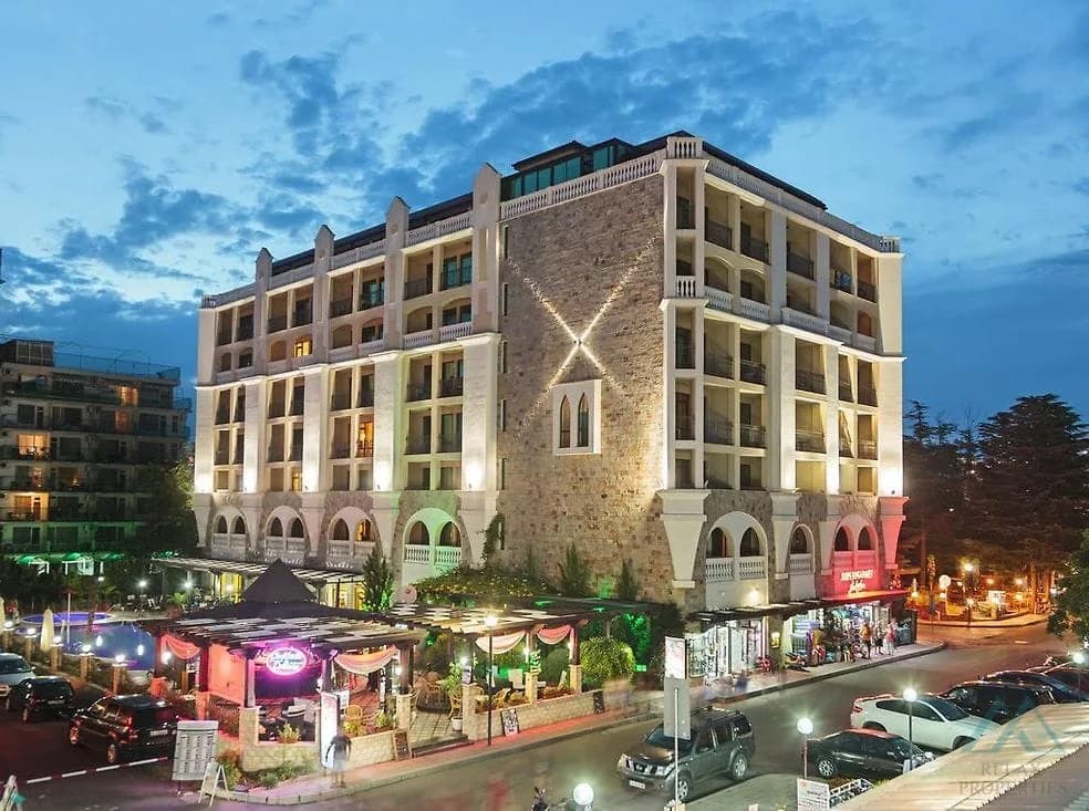 Prostorný 2 pokojový apartmán o rozloze 83,21 m², 2 koupelnami a výhledem na moře v komplexu Babylon na Slunečném pobřeží. - foto 7