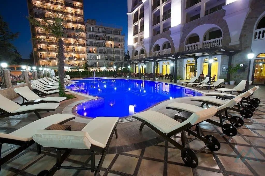 Prostorný 2 pokojový apartmán o rozloze 83,21 m², 2 koupelnami a výhledem na moře v komplexu Babylon na Slunečném pobřeží. - foto 9