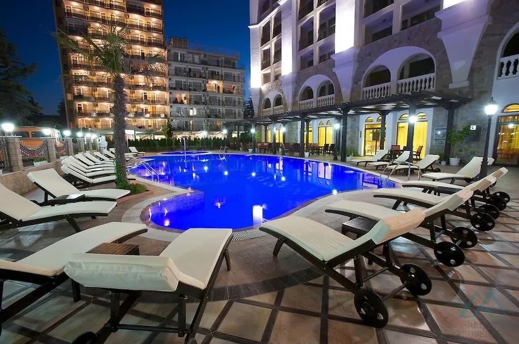 Prostorný 2 pokojový apartmán o rozloze 83,21 m², 2 koupelnami a výhledem na moře v komplexu Babylon na Slunečném pobřeží. - foto 9