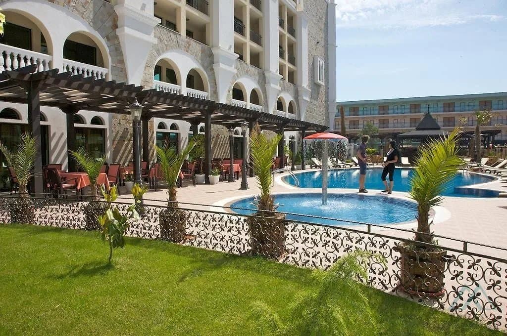 Prostorný 2 pokojový apartmán o rozloze 83,21 m², 2 koupelnami a výhledem na moře v komplexu Babylon na Slunečném pobřeží. - foto 10