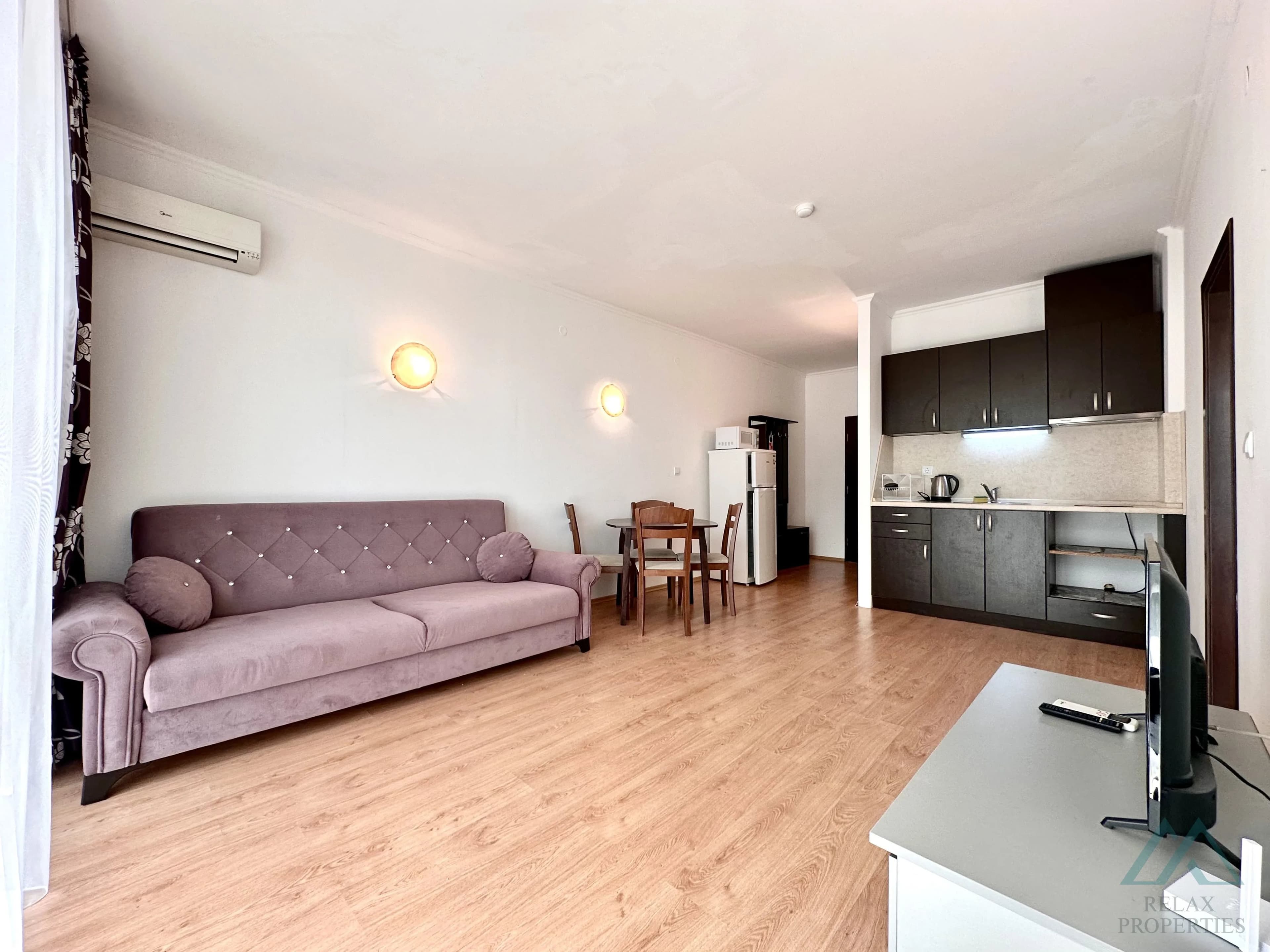 Prostorný 2 pokojový apartmán o rozloze 83,21 m², 2 koupelnami a výhledem na moře v komplexu Babylon na Slunečném pobřeží. - foto 17