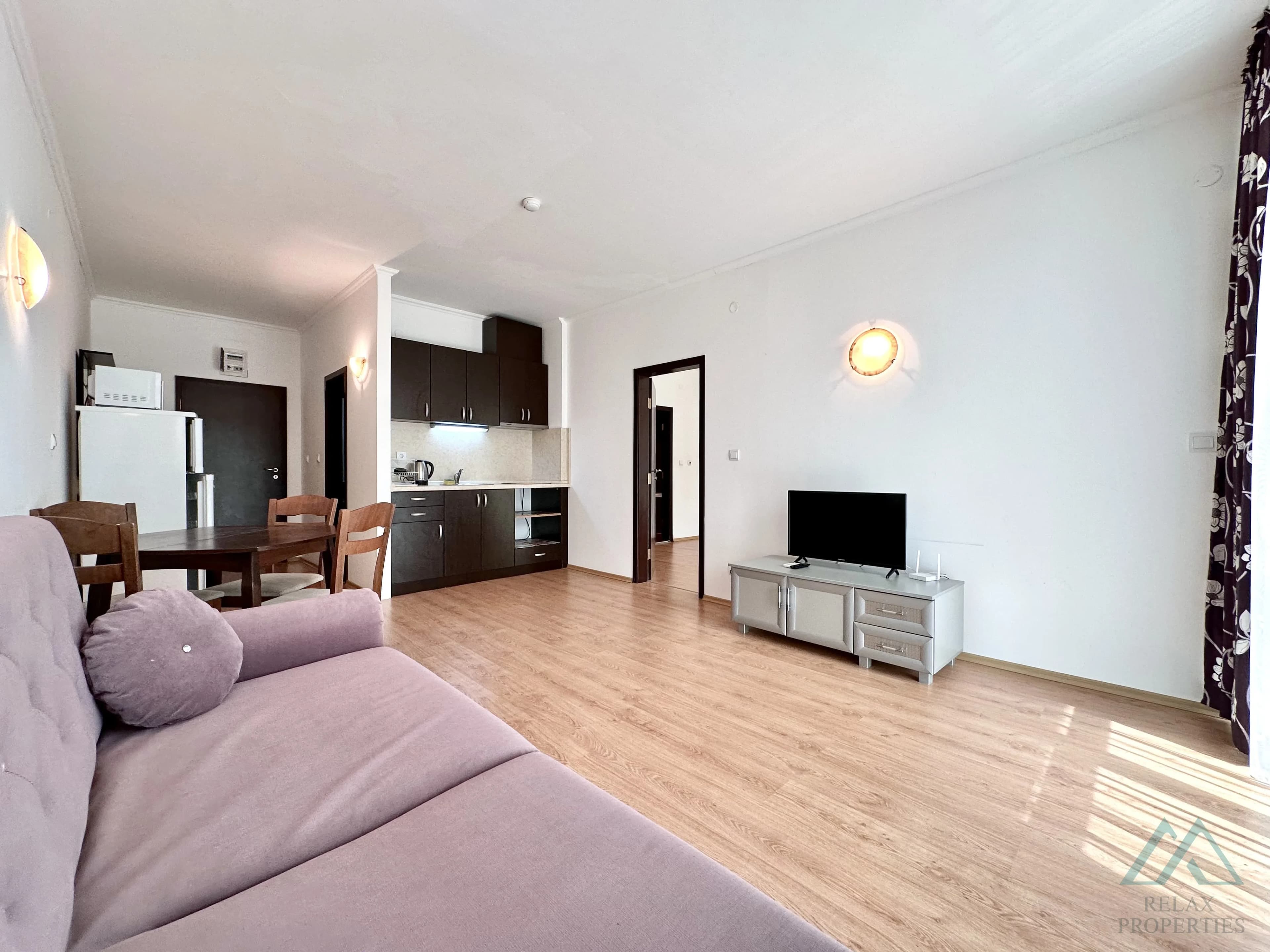 Prostorný 2 pokojový apartmán o rozloze 83,21 m², 2 koupelnami a výhledem na moře v komplexu Babylon na Slunečném pobřeží. - foto 16