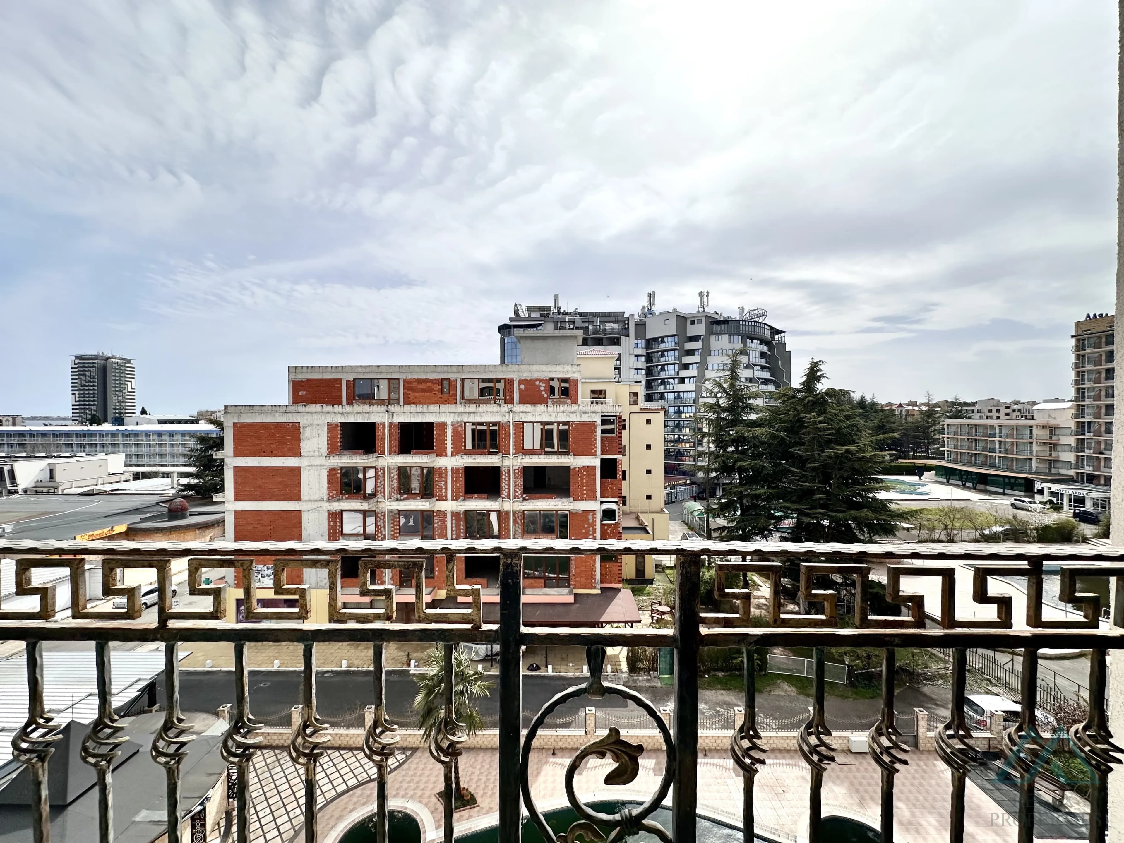 Prostorný 2 pokojový apartmán o rozloze 83,21 m², 2 koupelnami a výhledem na moře v komplexu Babylon na Slunečném pobřeží. - foto 33