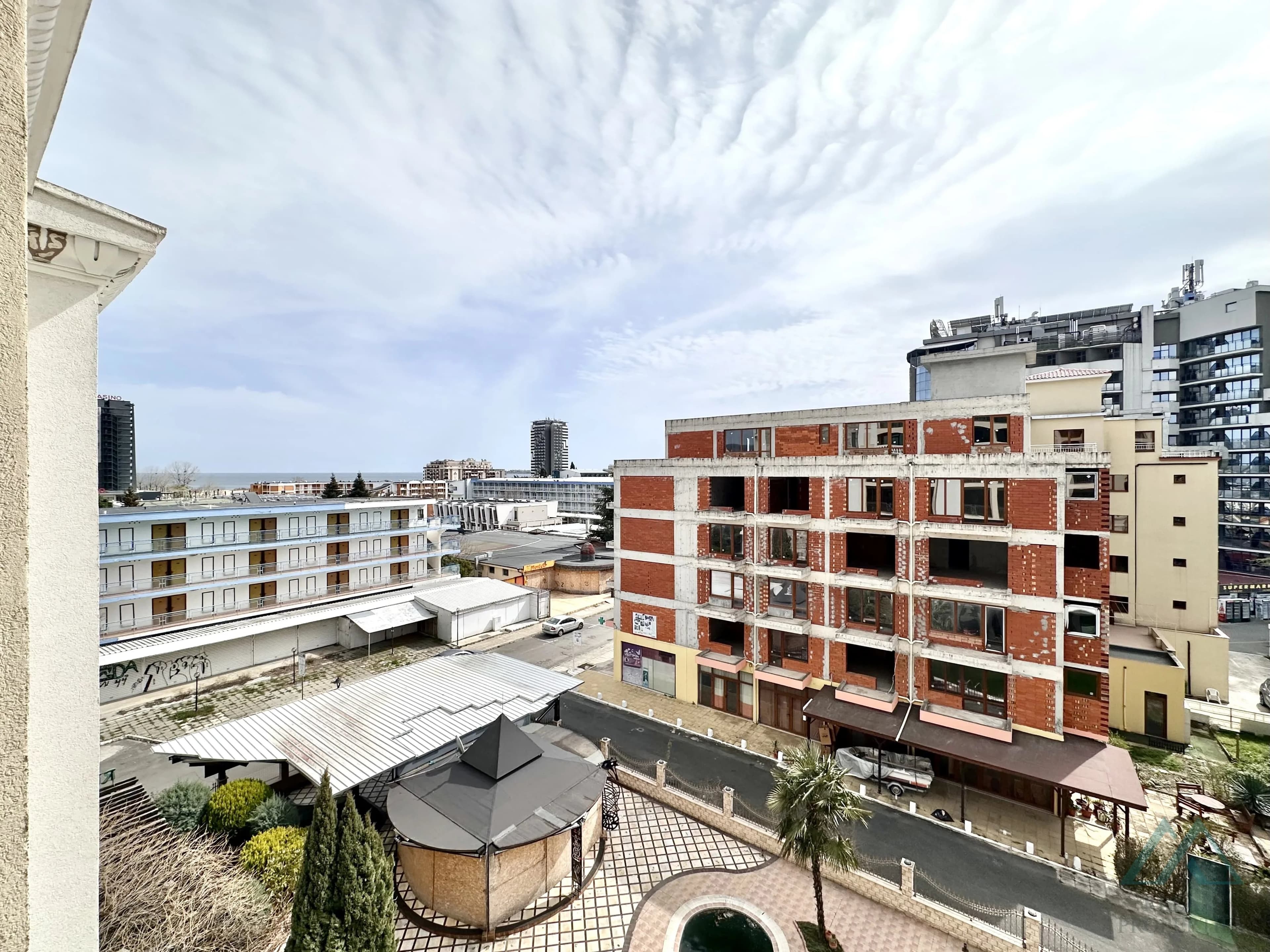 Prostorný 2 pokojový apartmán o rozloze 83,21 m², 2 koupelnami a výhledem na moře v komplexu Babylon na Slunečném pobřeží. - foto 34