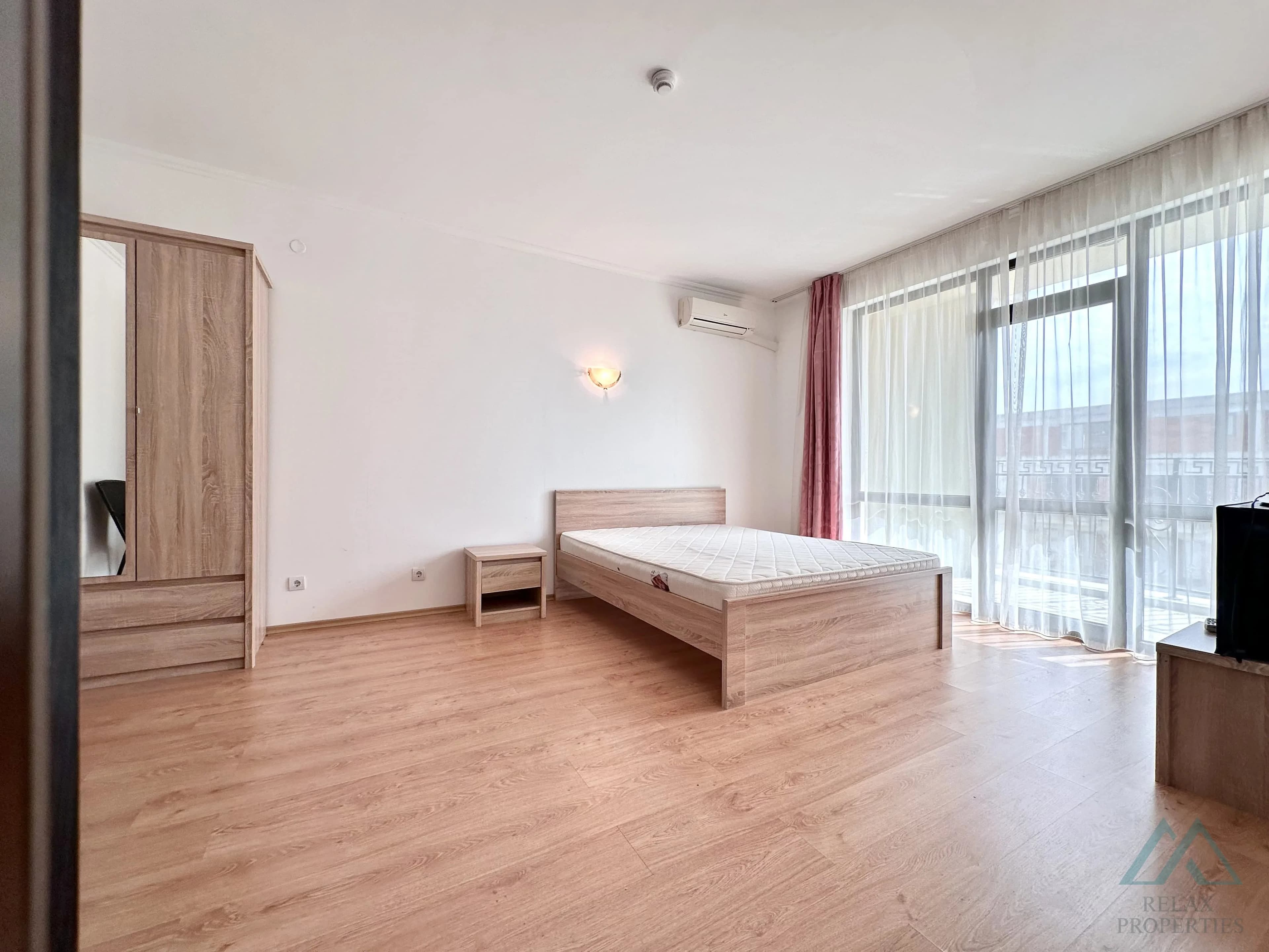 Prostorný 2 pokojový apartmán o rozloze 83,21 m², 2 koupelnami a výhledem na moře v komplexu Babylon na Slunečném pobřeží. - foto 24