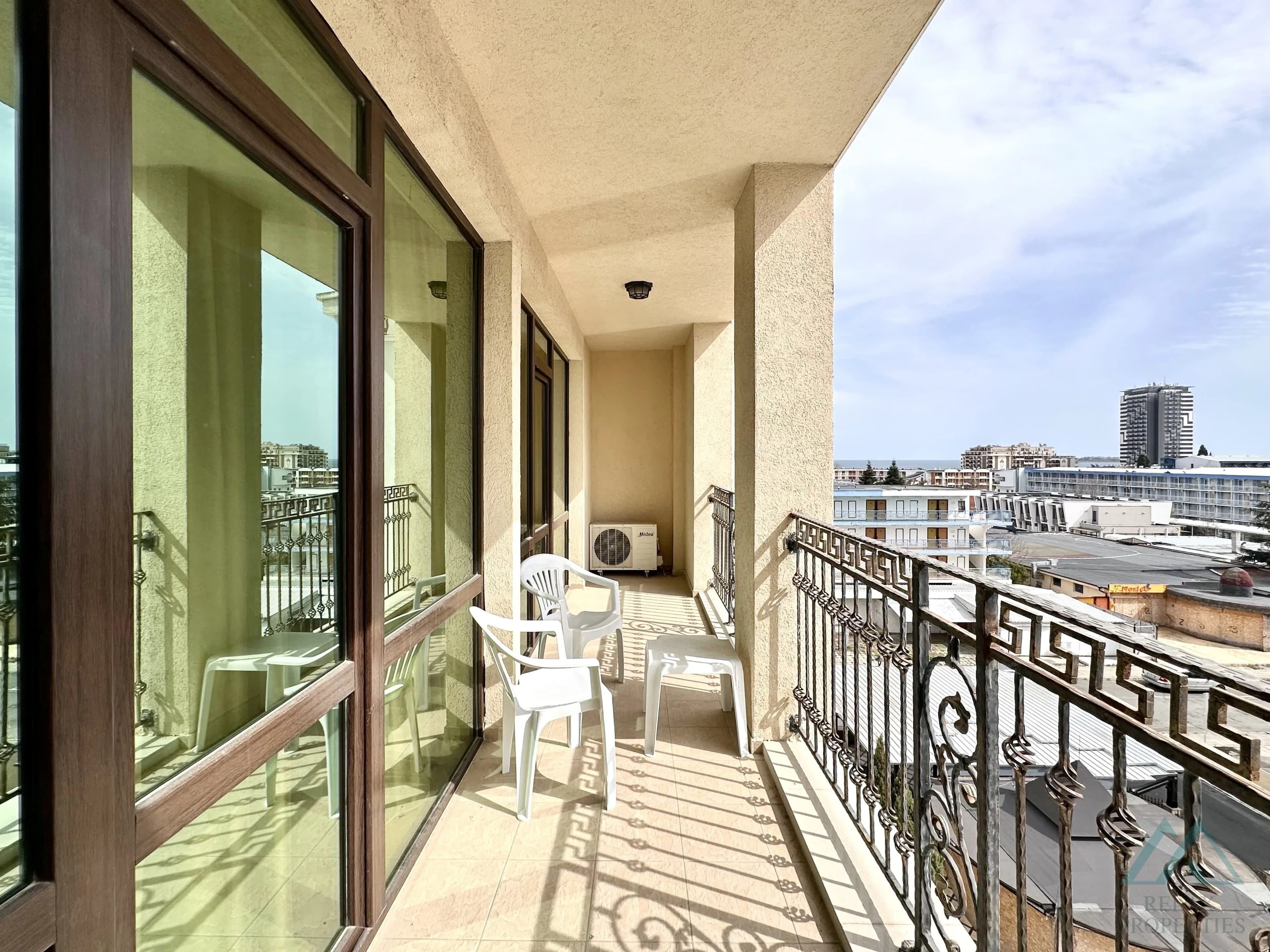 Prostorný 2 pokojový apartmán o rozloze 83,21 m², 2 koupelnami a výhledem na moře v komplexu Babylon na Slunečném pobřeží. - foto 32