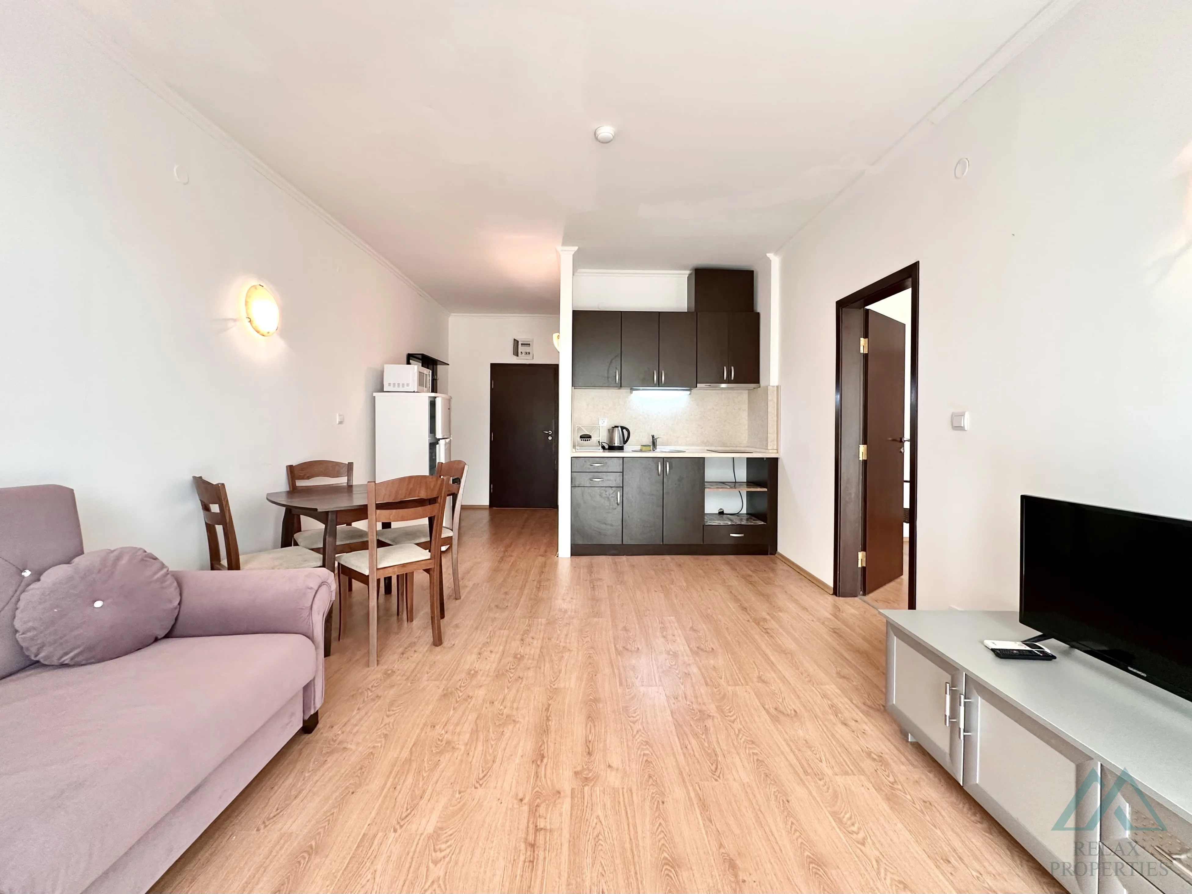 Prostorný 2 pokojový apartmán o rozloze 83,21 m², 2 koupelnami a výhledem na moře v komplexu Babylon na Slunečném pobřeží. - foto 19