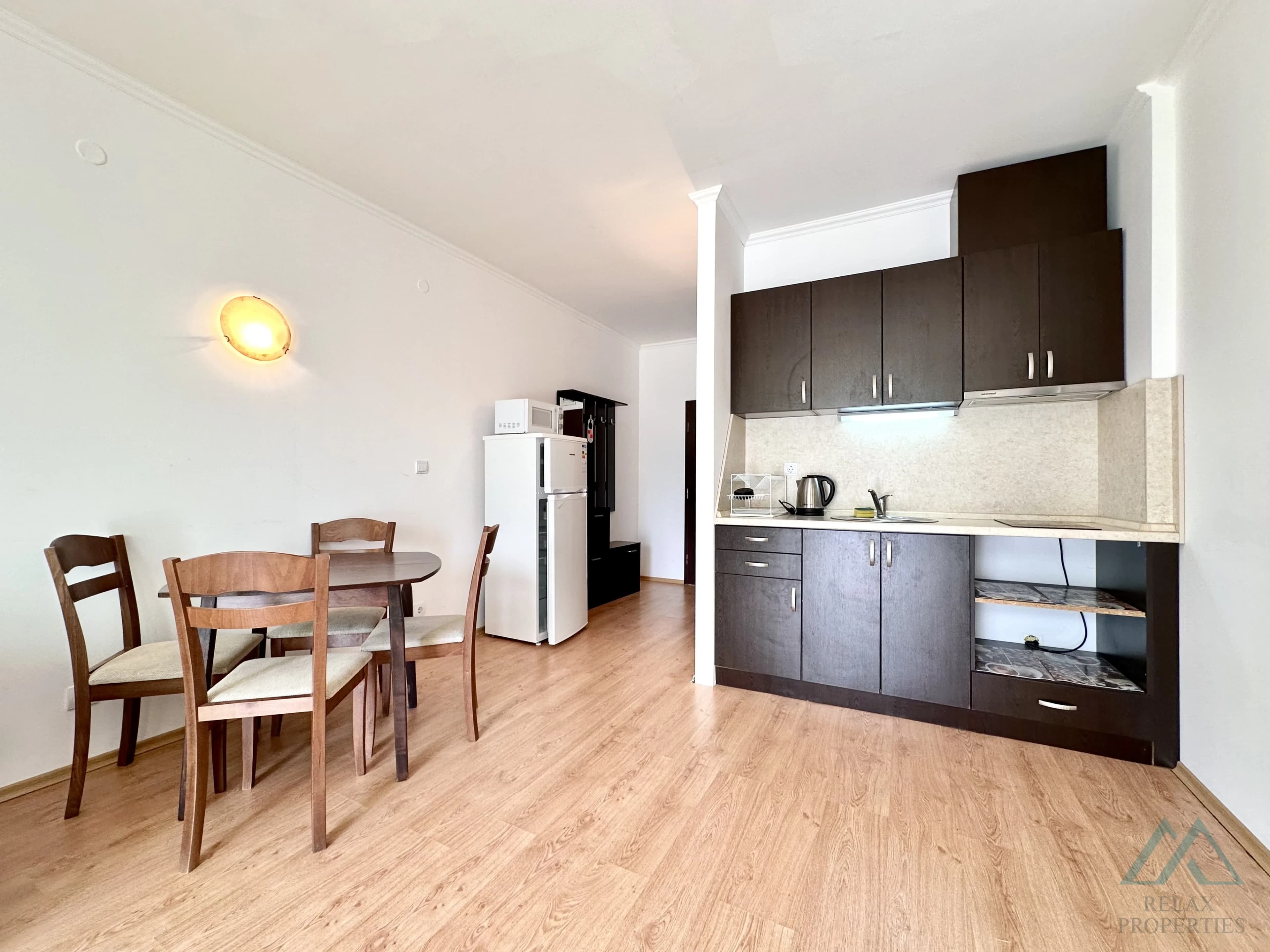 Prostorný 2 pokojový apartmán o rozloze 83,21 m², 2 koupelnami a výhledem na moře v komplexu Babylon na Slunečném pobřeží. - foto 21