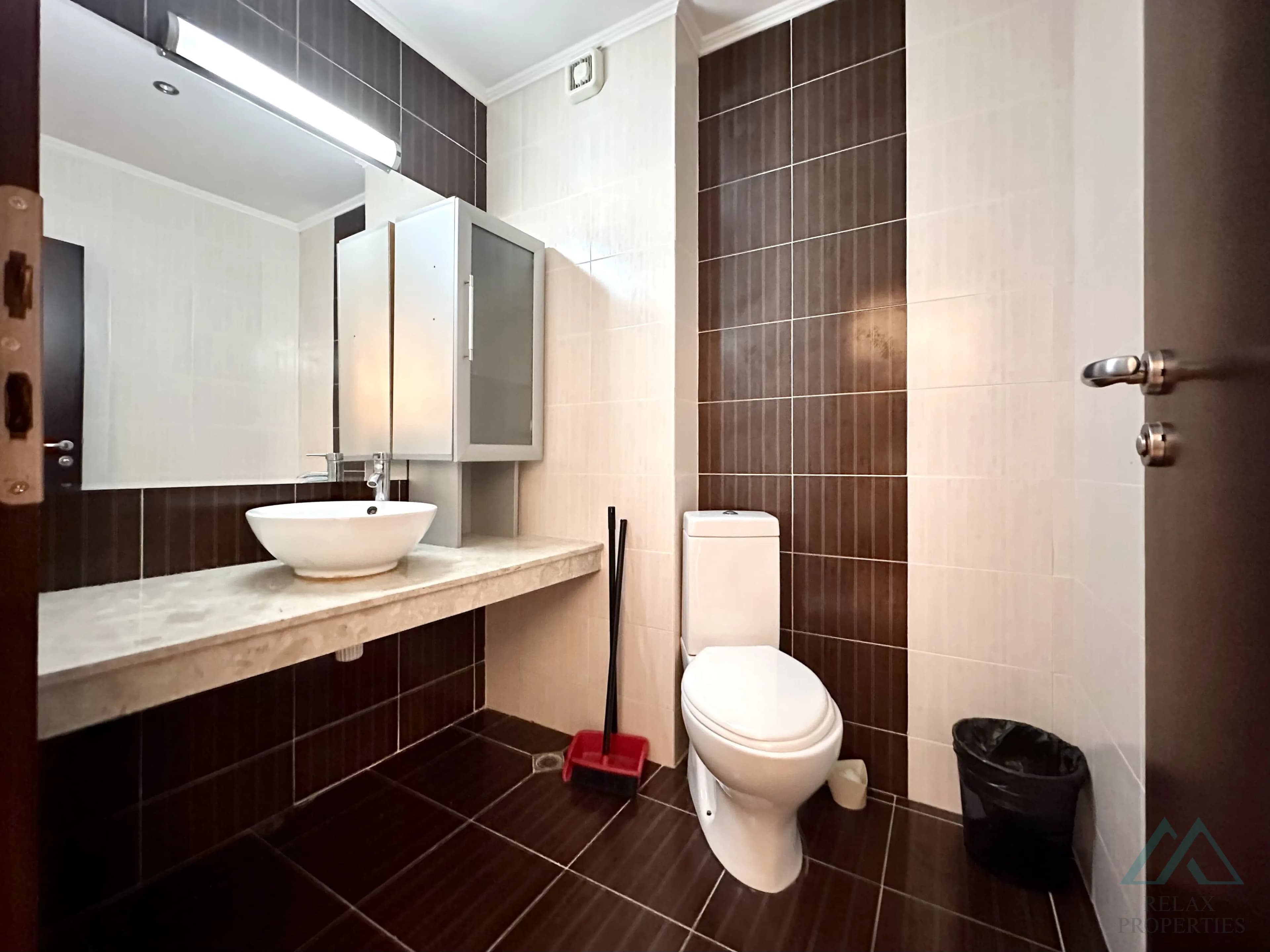 Prostorný 2 pokojový apartmán o rozloze 83,21 m², 2 koupelnami a výhledem na moře v komplexu Babylon na Slunečném pobřeží. - foto 25