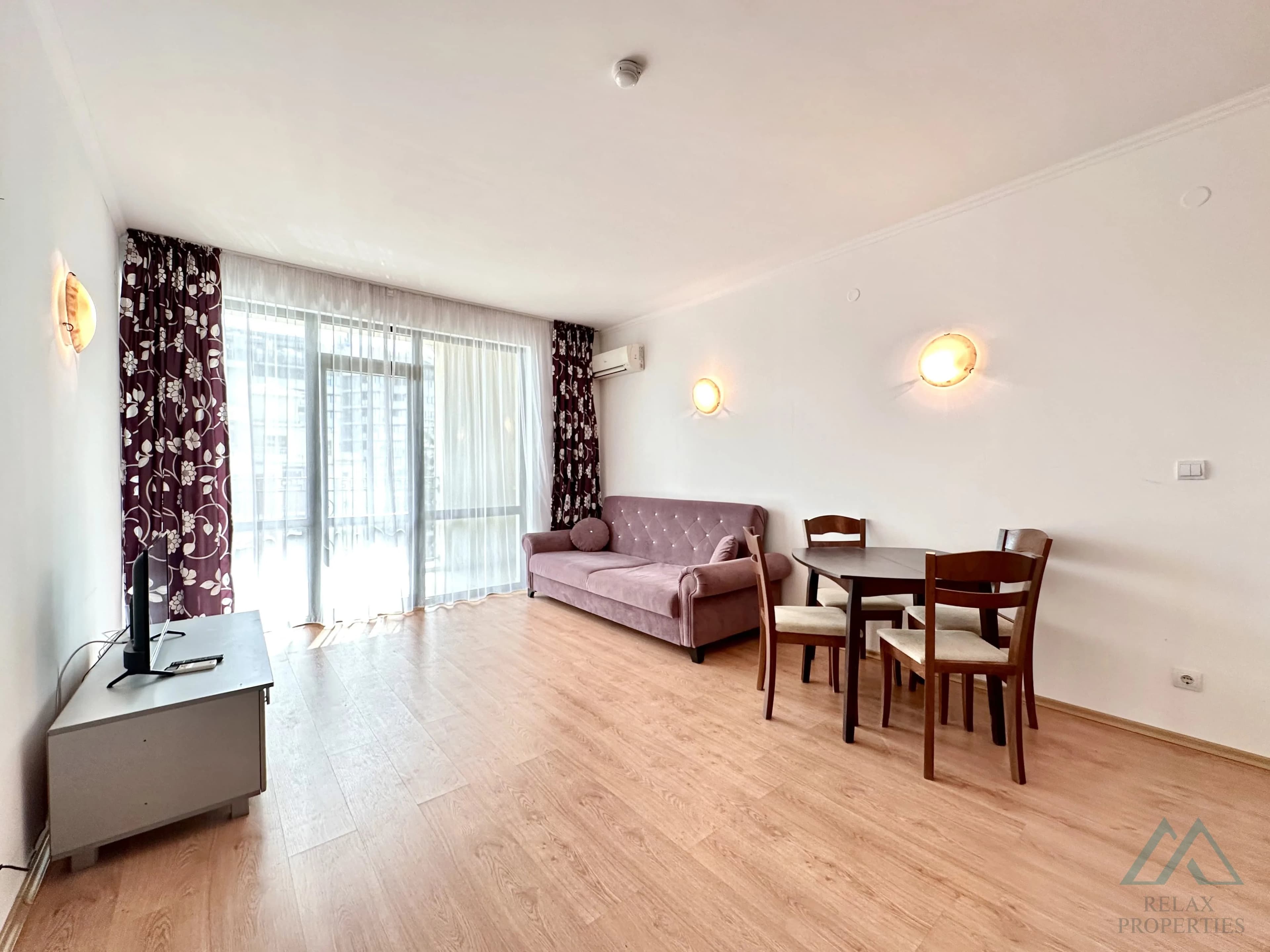 Prostorný 2 pokojový apartmán o rozloze 83,21 m², 2 koupelnami a výhledem na moře v komplexu Babylon na Slunečném pobřeží. - foto 20