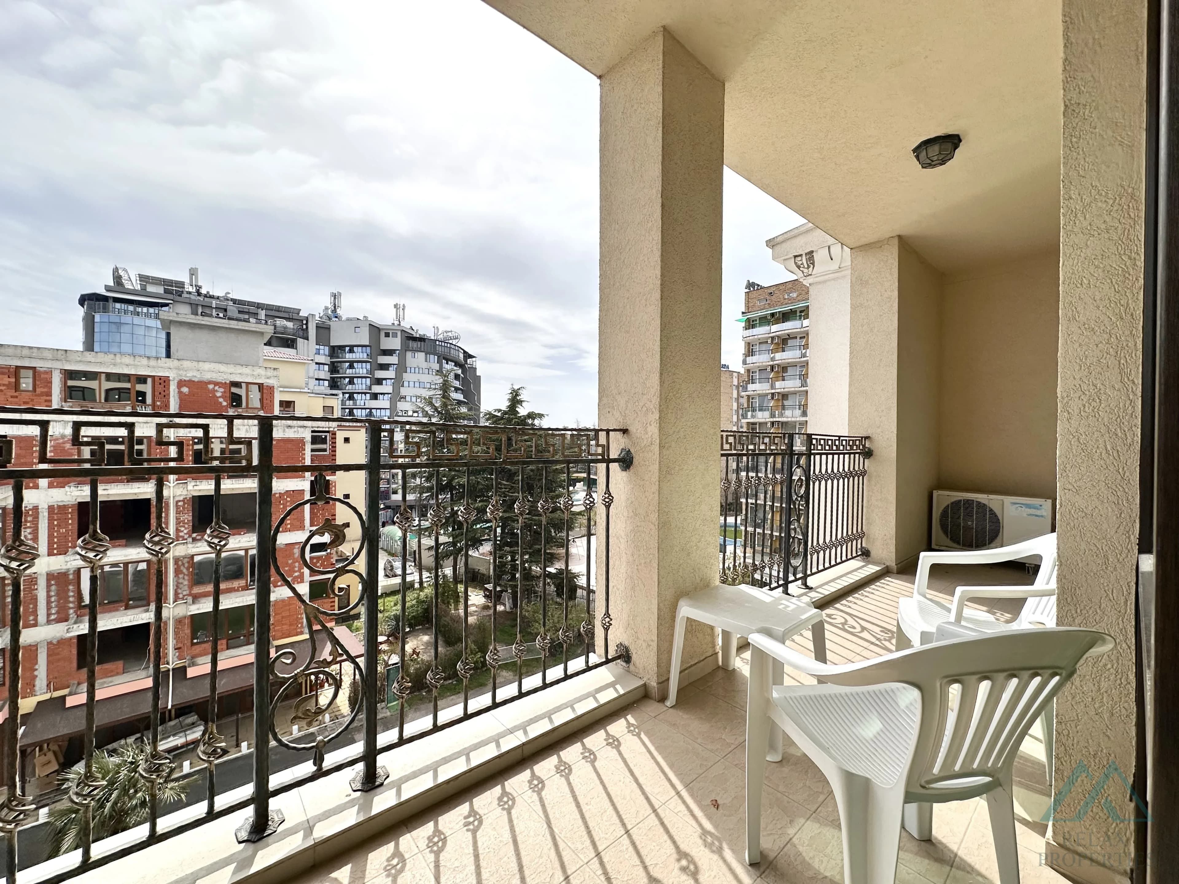 Prostorný 2 pokojový apartmán o rozloze 83,21 m², 2 koupelnami a výhledem na moře v komplexu Babylon na Slunečném pobřeží. - foto 31