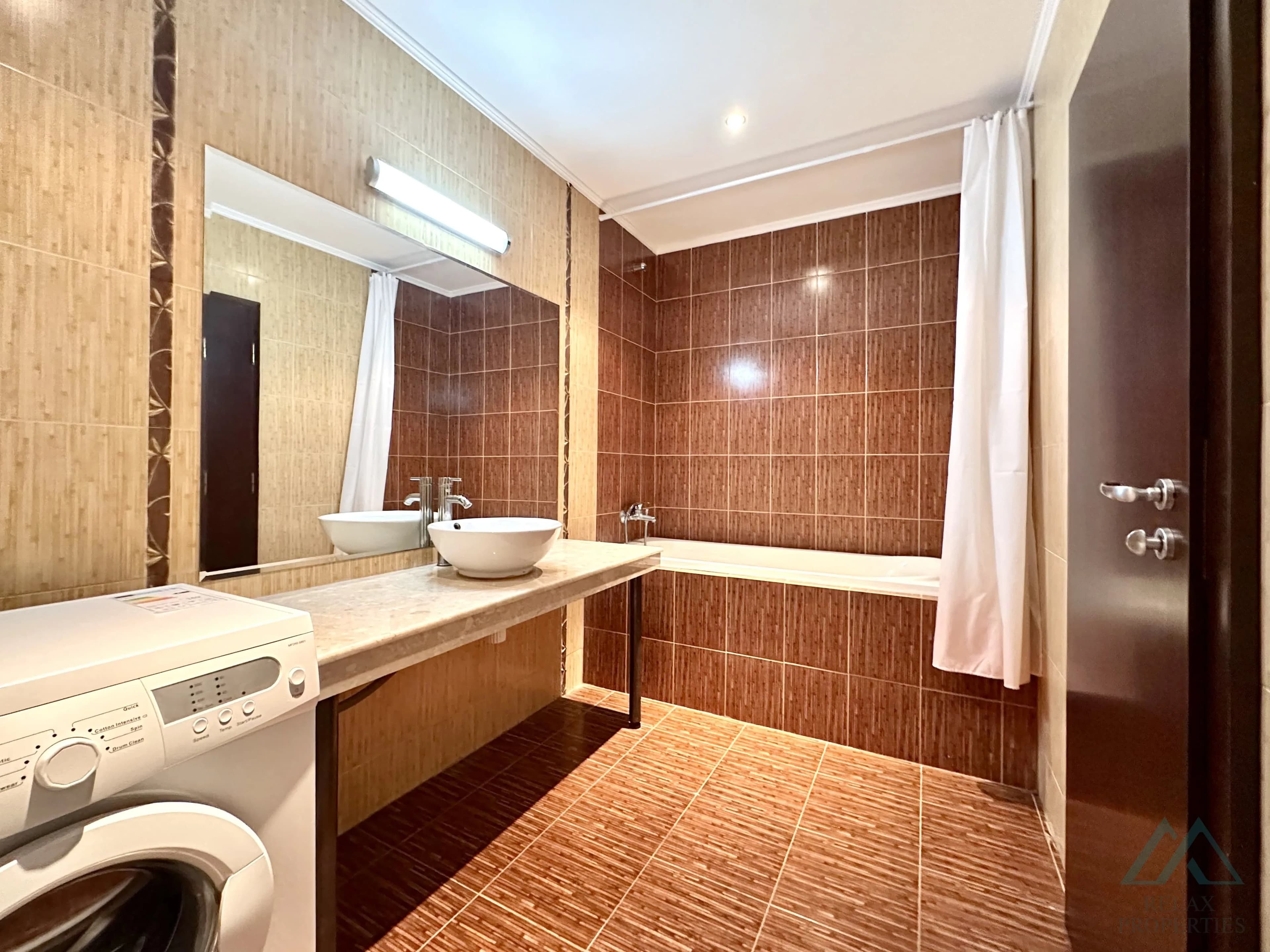 Prostorný 2 pokojový apartmán o rozloze 83,21 m², 2 koupelnami a výhledem na moře v komplexu Babylon na Slunečném pobřeží. - foto 28