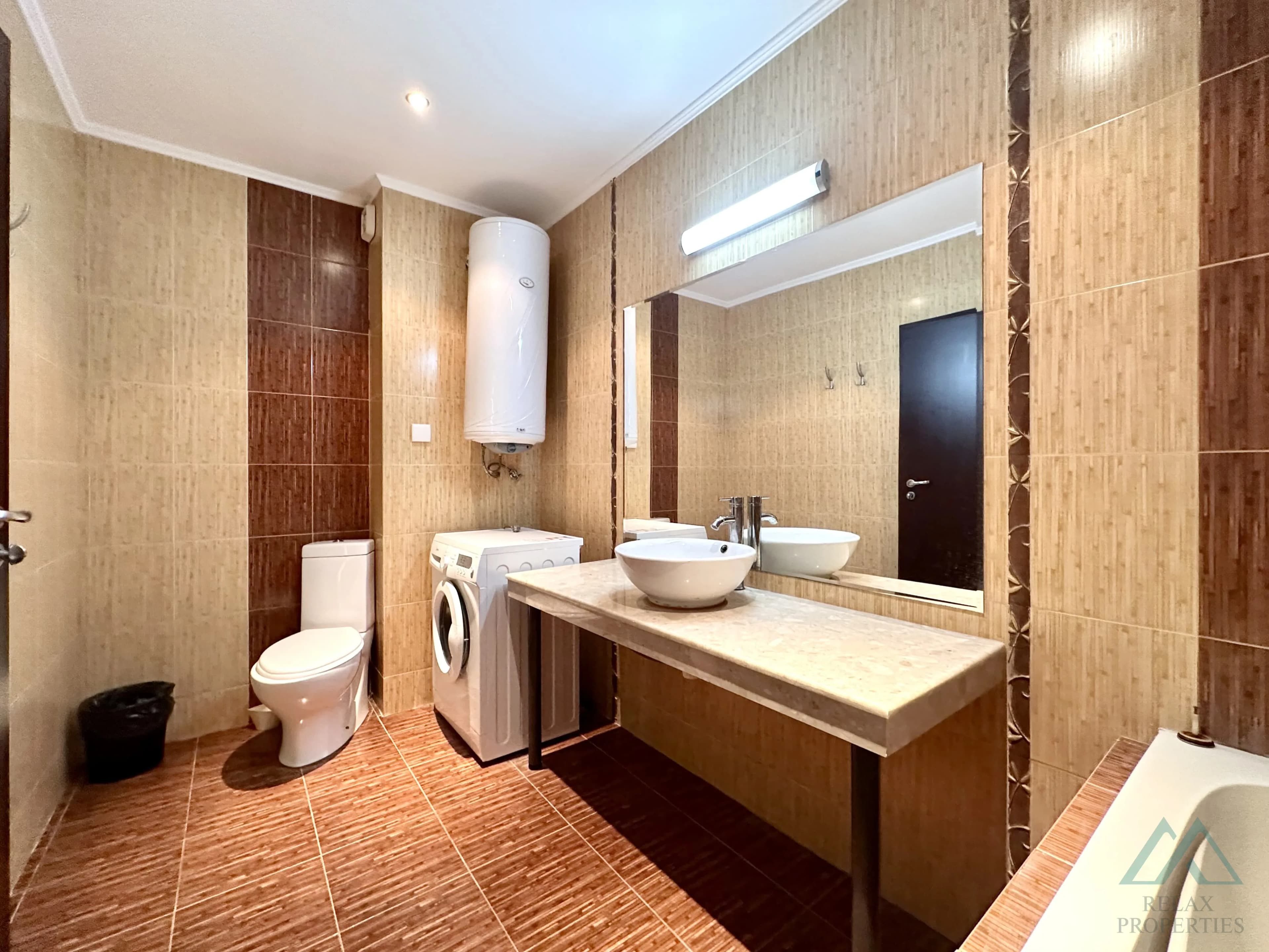 Prostorný 2 pokojový apartmán o rozloze 83,21 m², 2 koupelnami a výhledem na moře v komplexu Babylon na Slunečném pobřeží. - foto 27