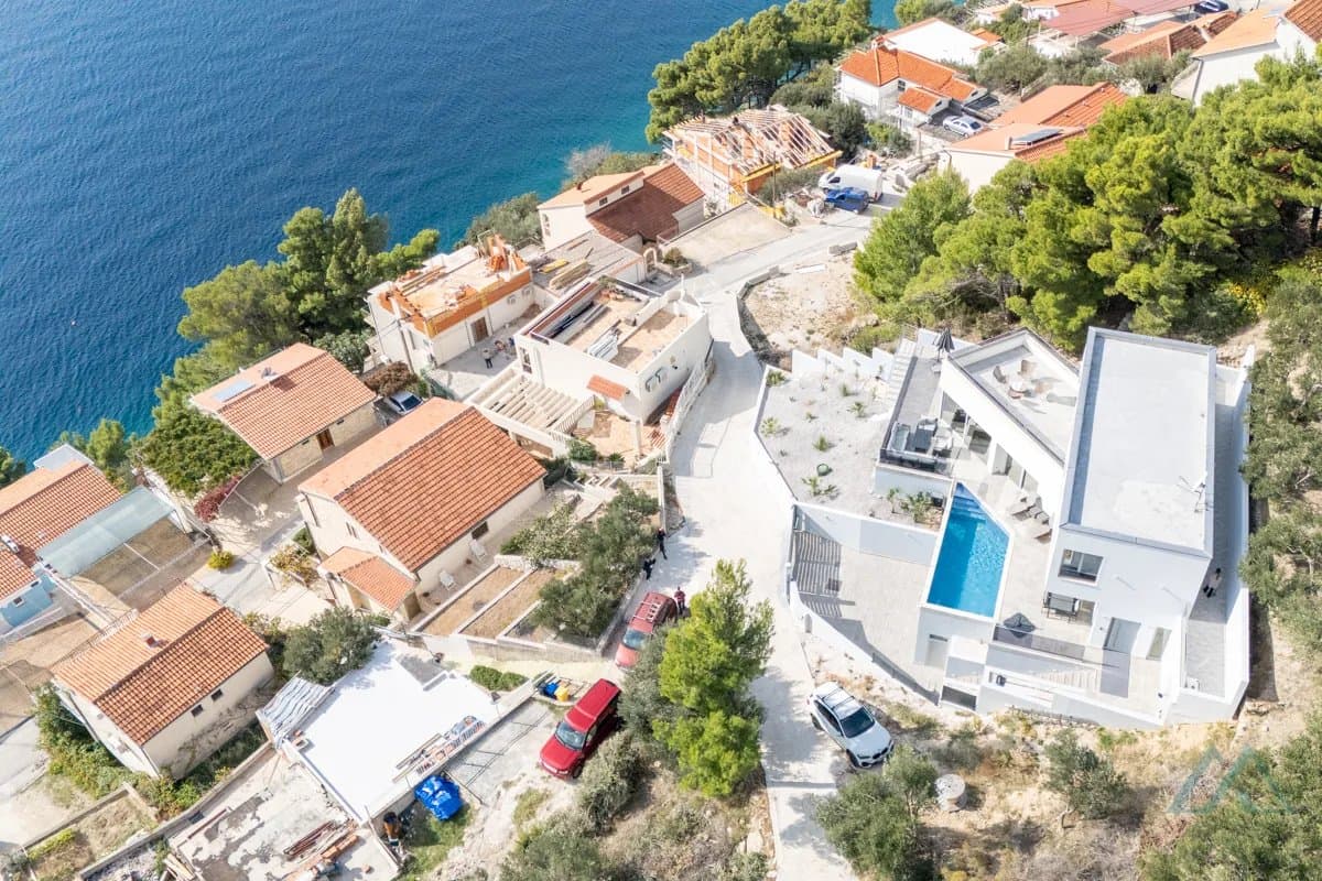 Vila s panoramatickým výhledem na moře a nekonečným bazénem, 70 m od moře, Omiš - Dalmácie - foto 1