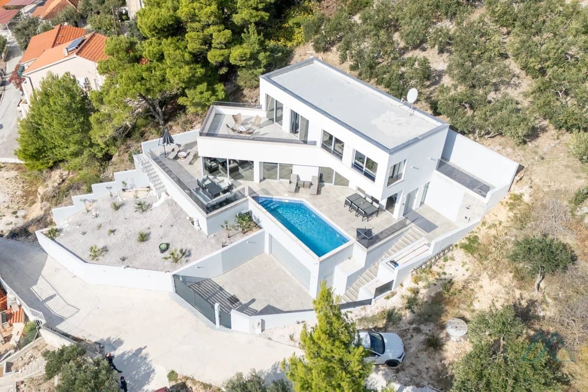 Vila s panoramatickým výhledem na moře a nekonečným bazénem, 70 m od moře, Omiš - Dalmácie - foto 2