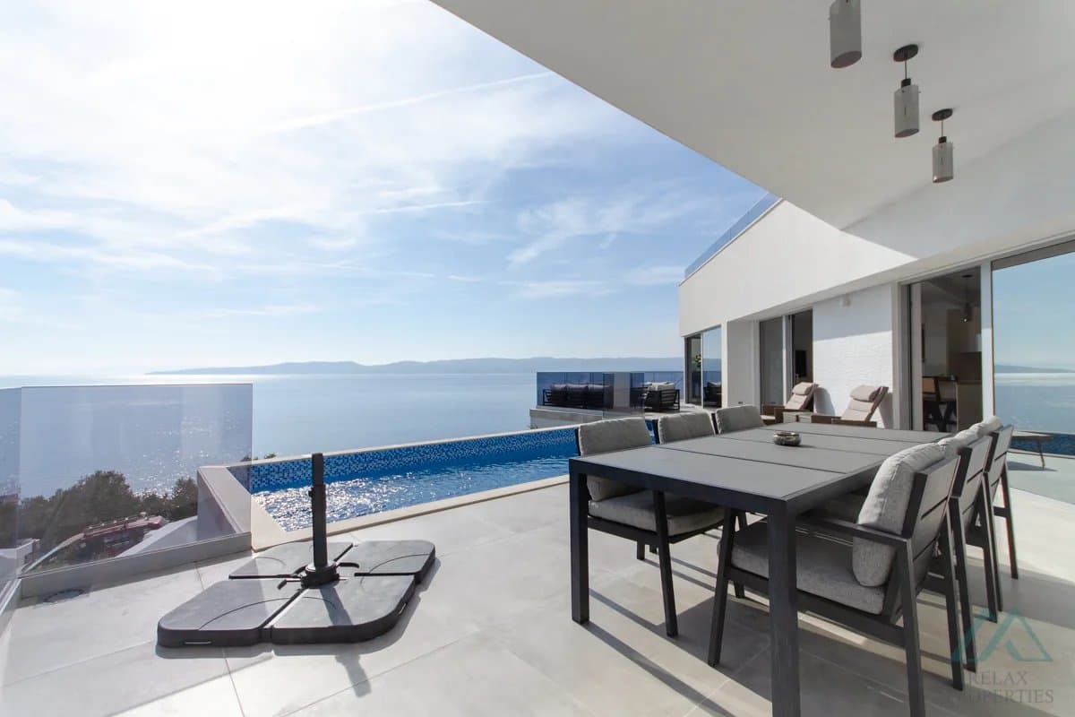 Vila s panoramatickým výhledem na moře a nekonečným bazénem, 70 m od moře, Omiš - Dalmácie - foto 5