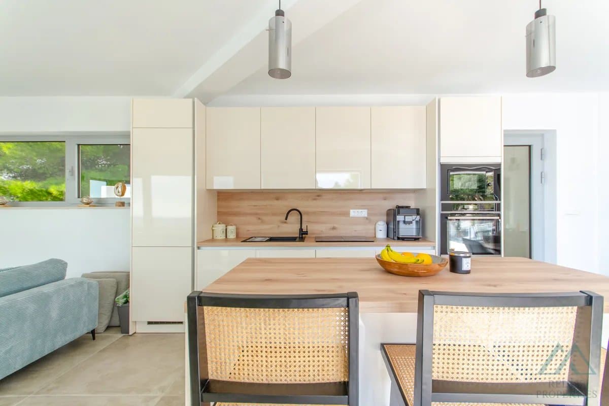 Vila s panoramatickým výhledem na moře a nekonečným bazénem, 70 m od moře, Omiš - Dalmácie - foto 11