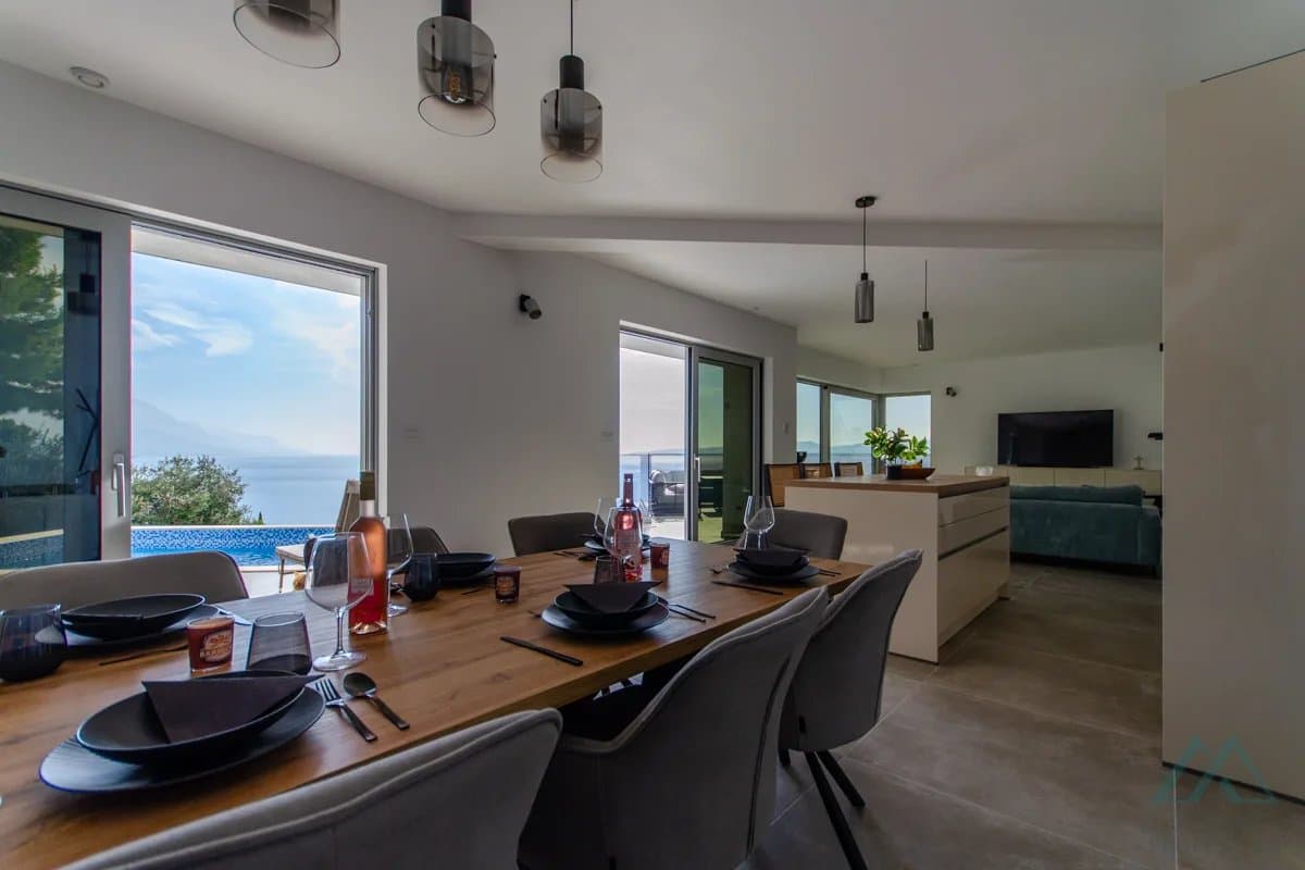 Vila s panoramatickým výhledem na moře a nekonečným bazénem, 70 m od moře, Omiš - Dalmácie - foto 7