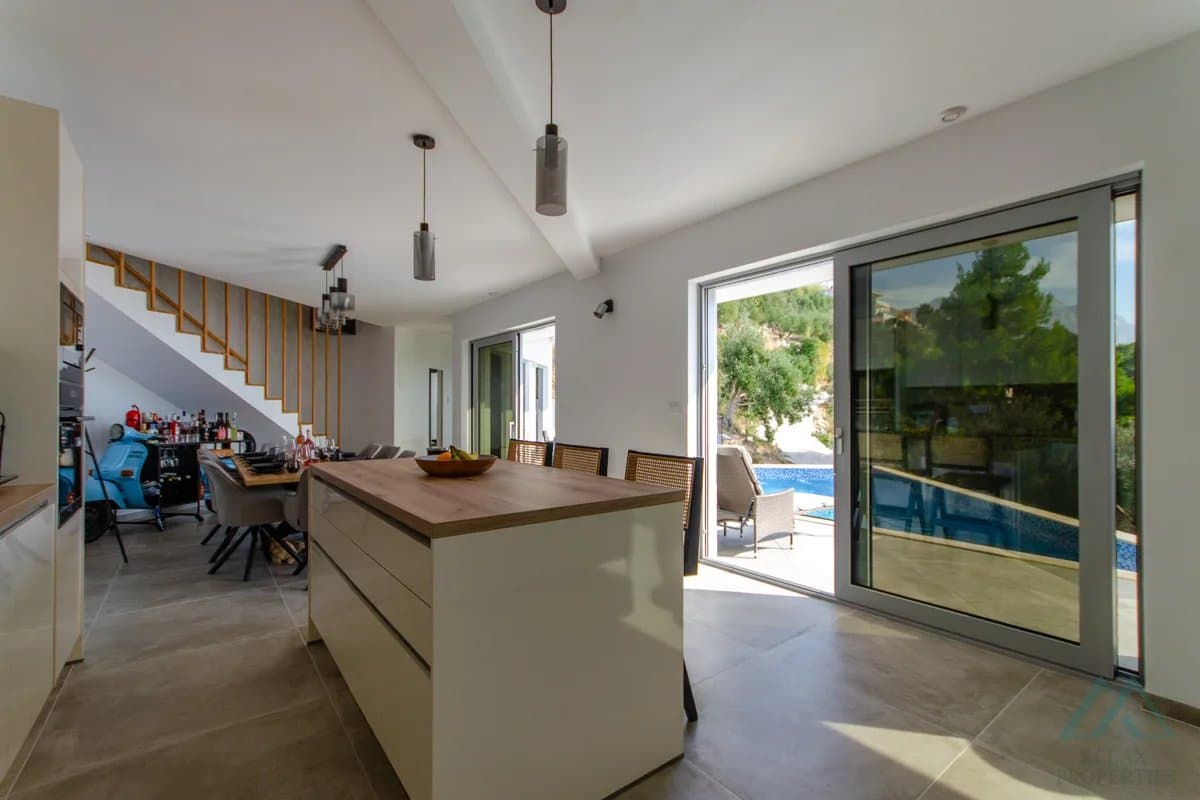 Vila s panoramatickým výhledem na moře a nekonečným bazénem, 70 m od moře, Omiš - Dalmácie - foto 13