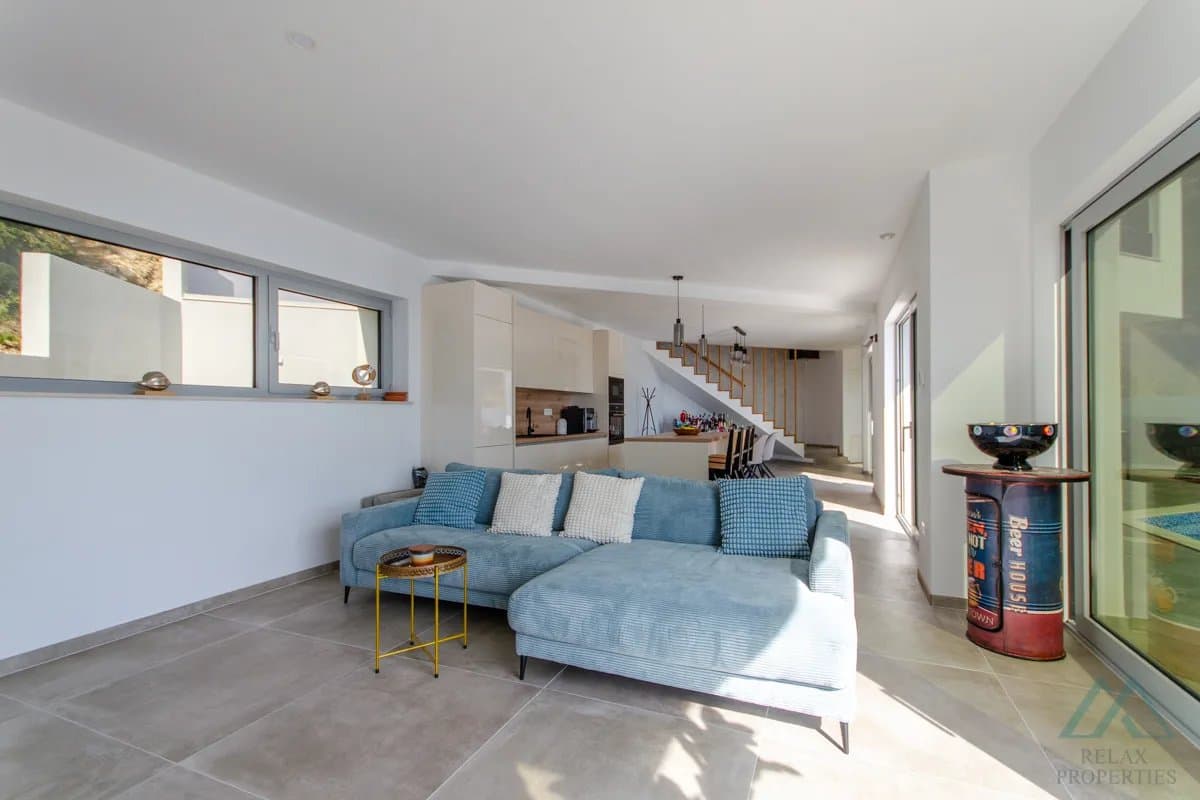 Vila s panoramatickým výhledem na moře a nekonečným bazénem, 70 m od moře, Omiš - Dalmácie - foto 15