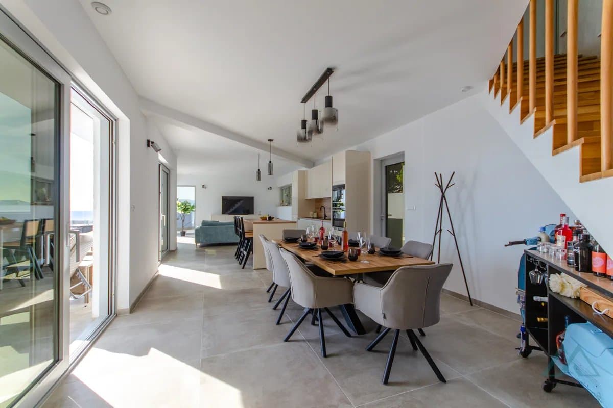 Vila s panoramatickým výhledem na moře a nekonečným bazénem, 70 m od moře, Omiš - Dalmácie - foto 12