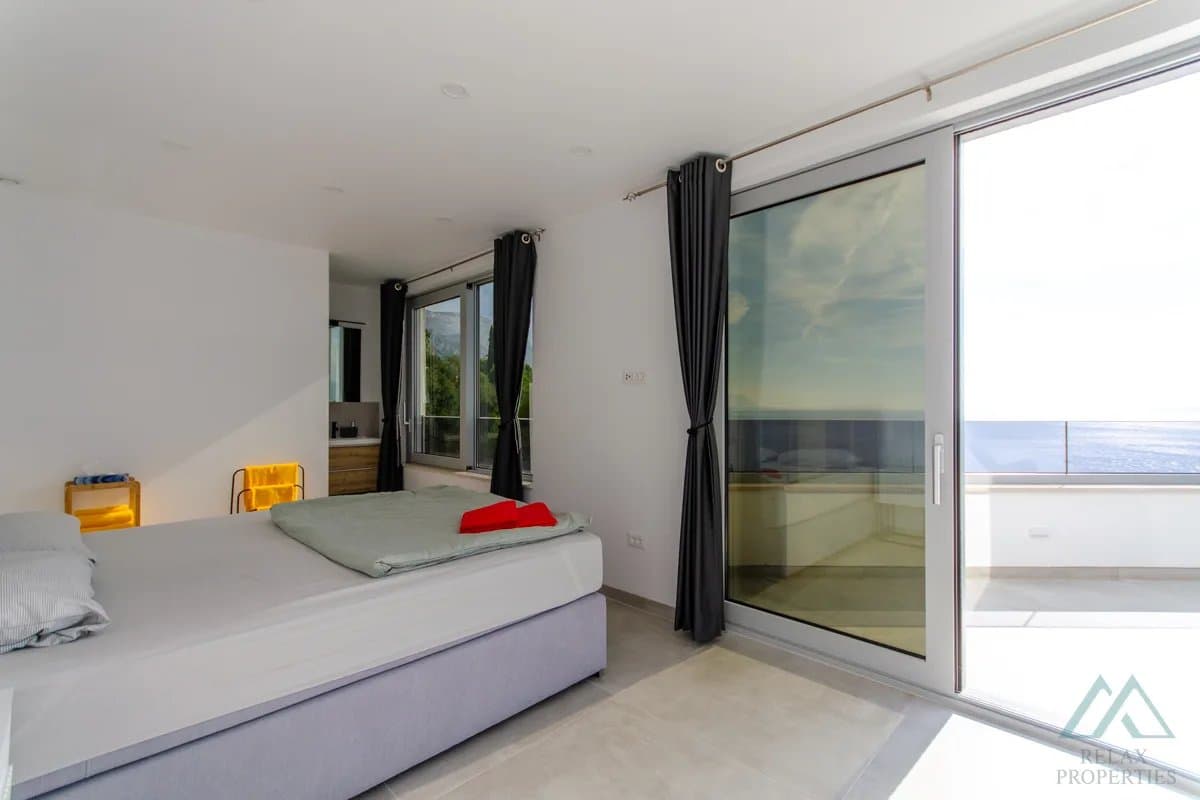 Vila s panoramatickým výhledem na moře a nekonečným bazénem, 70 m od moře, Omiš - Dalmácie - foto 18