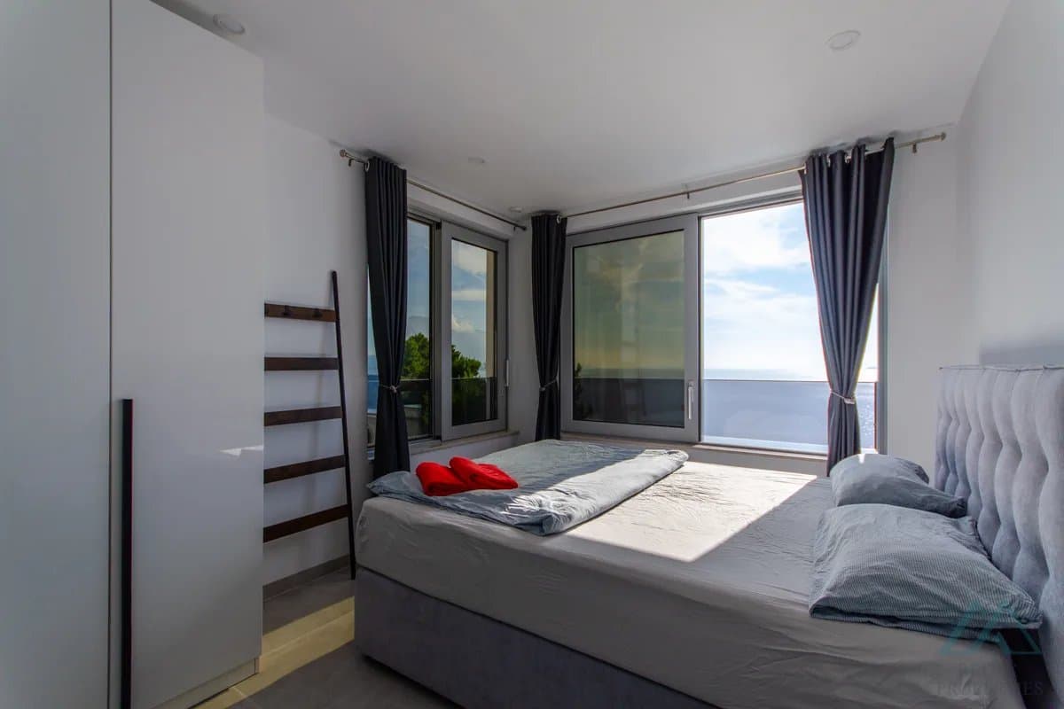 Vila s panoramatickým výhledem na moře a nekonečným bazénem, 70 m od moře, Omiš - Dalmácie - foto 20