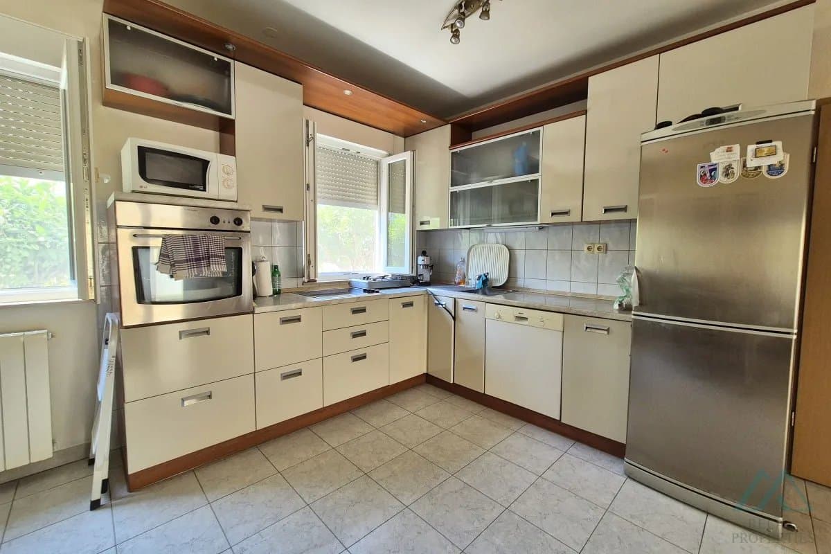 Samostatně stojící dvoupatrový dům, 500 m od moře, Kaštel Lukšić - Dalmácie - foto 2