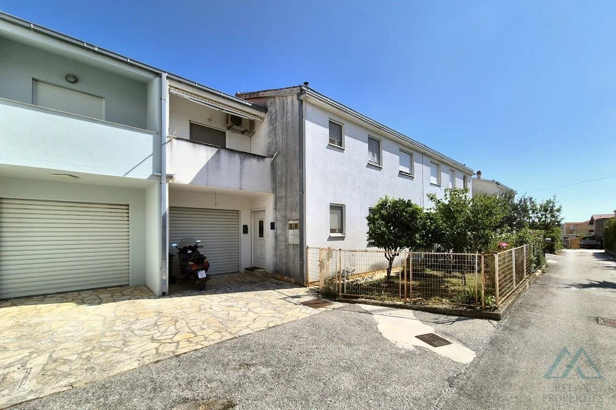 Samostatně stojící dvoupatrový dům, 500 m od moře, Kaštel Lukšić - Dalmácie - foto 1