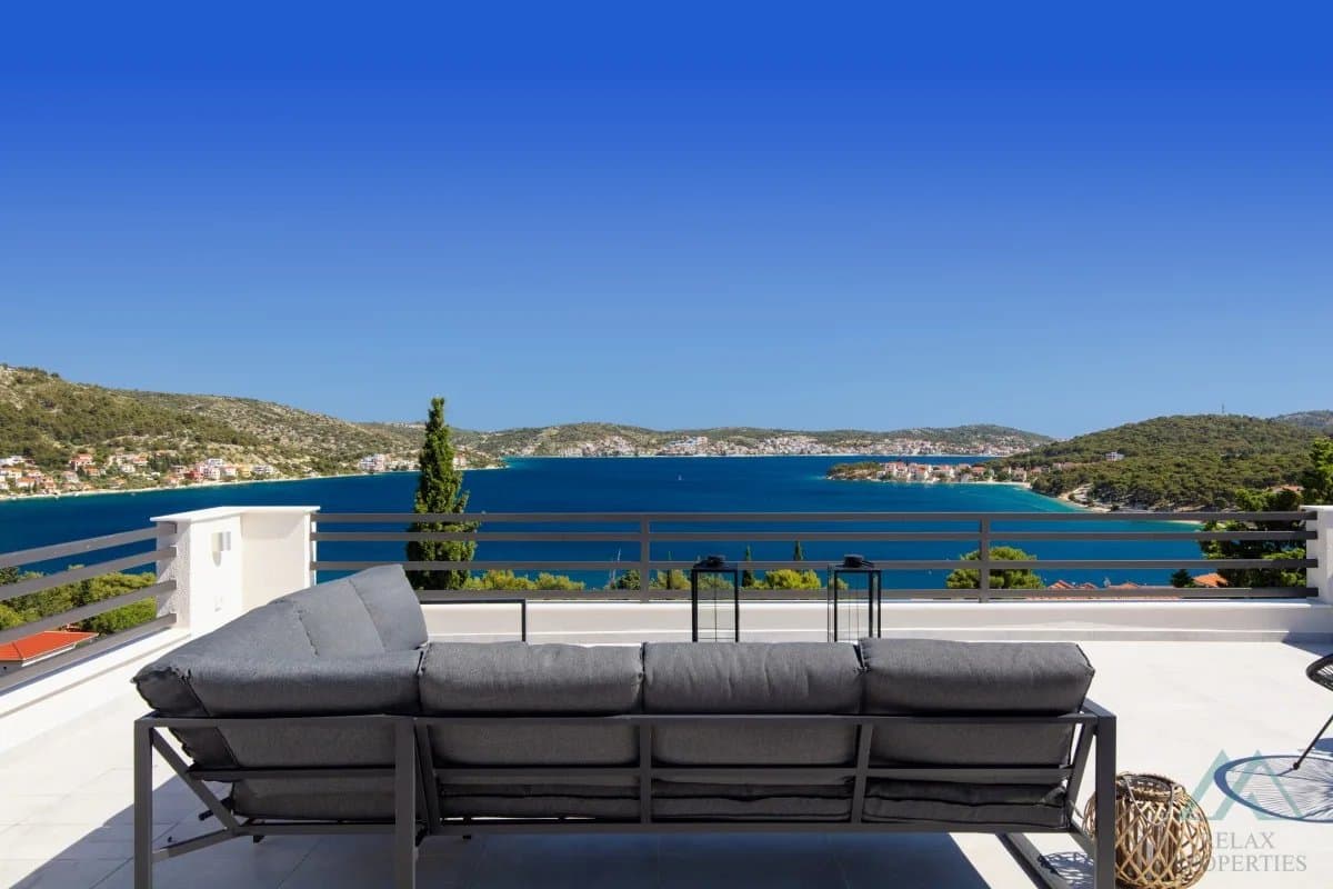 Moderní dům v blízkosti pláže, 150 m od moře, Rogoznica - Dalmácie - foto 1