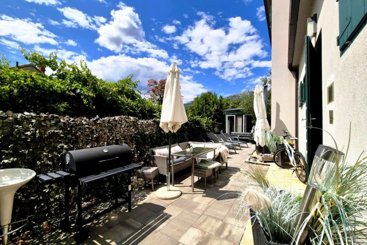 Novostavba domu se 2 apartmány, zahradou a parkovištěm, Kaštel Lukšić - Dalmácie - foto 2