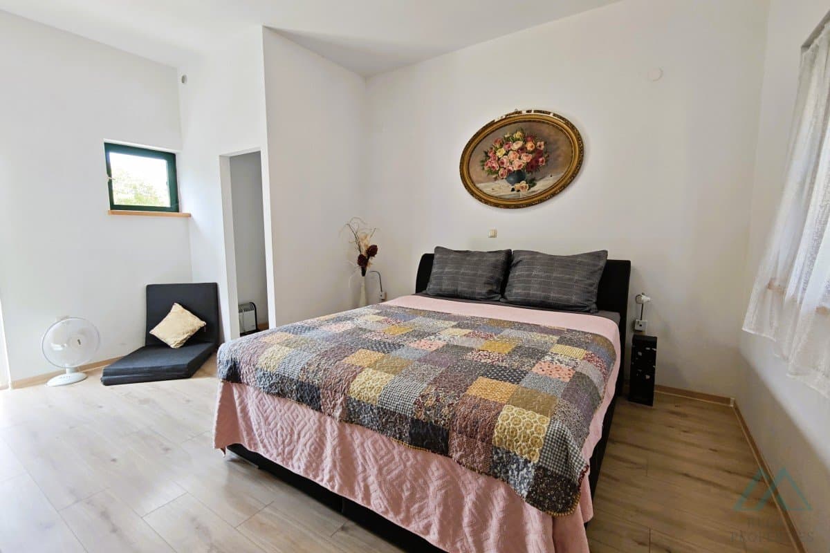 Novostavba domu se 2 apartmány, zahradou a parkovištěm, Kaštel Lukšić - Dalmácie - foto 11