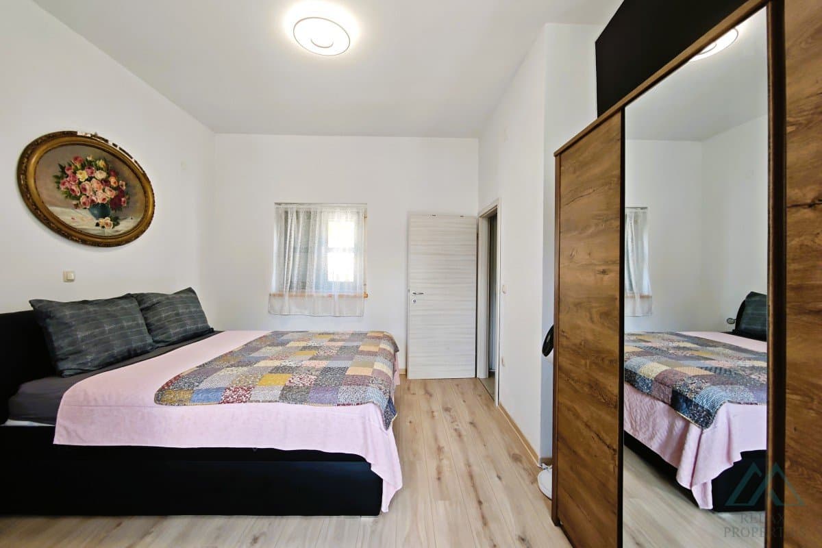 Novostavba domu se 2 apartmány, zahradou a parkovištěm, Kaštel Lukšić - Dalmácie - foto 12
