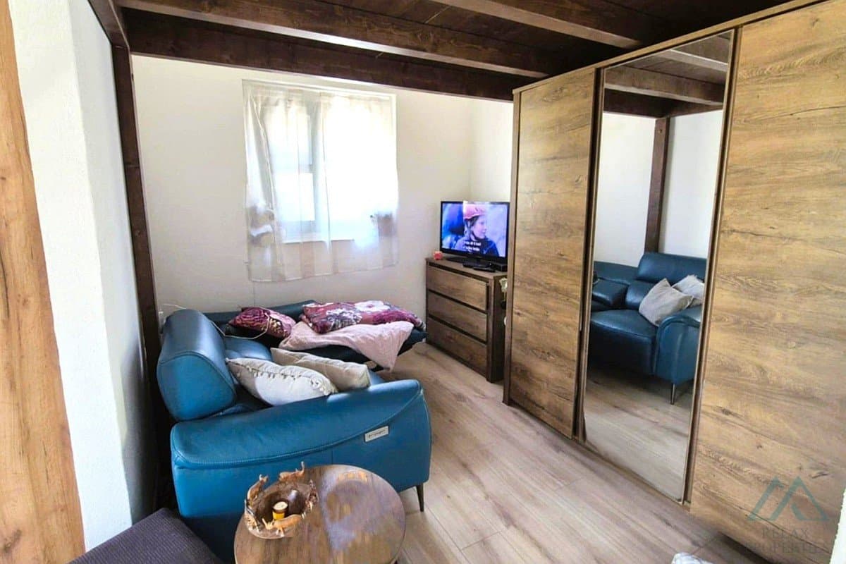 Novostavba domu se 2 apartmány, zahradou a parkovištěm, Kaštel Lukšić - Dalmácie - foto 14