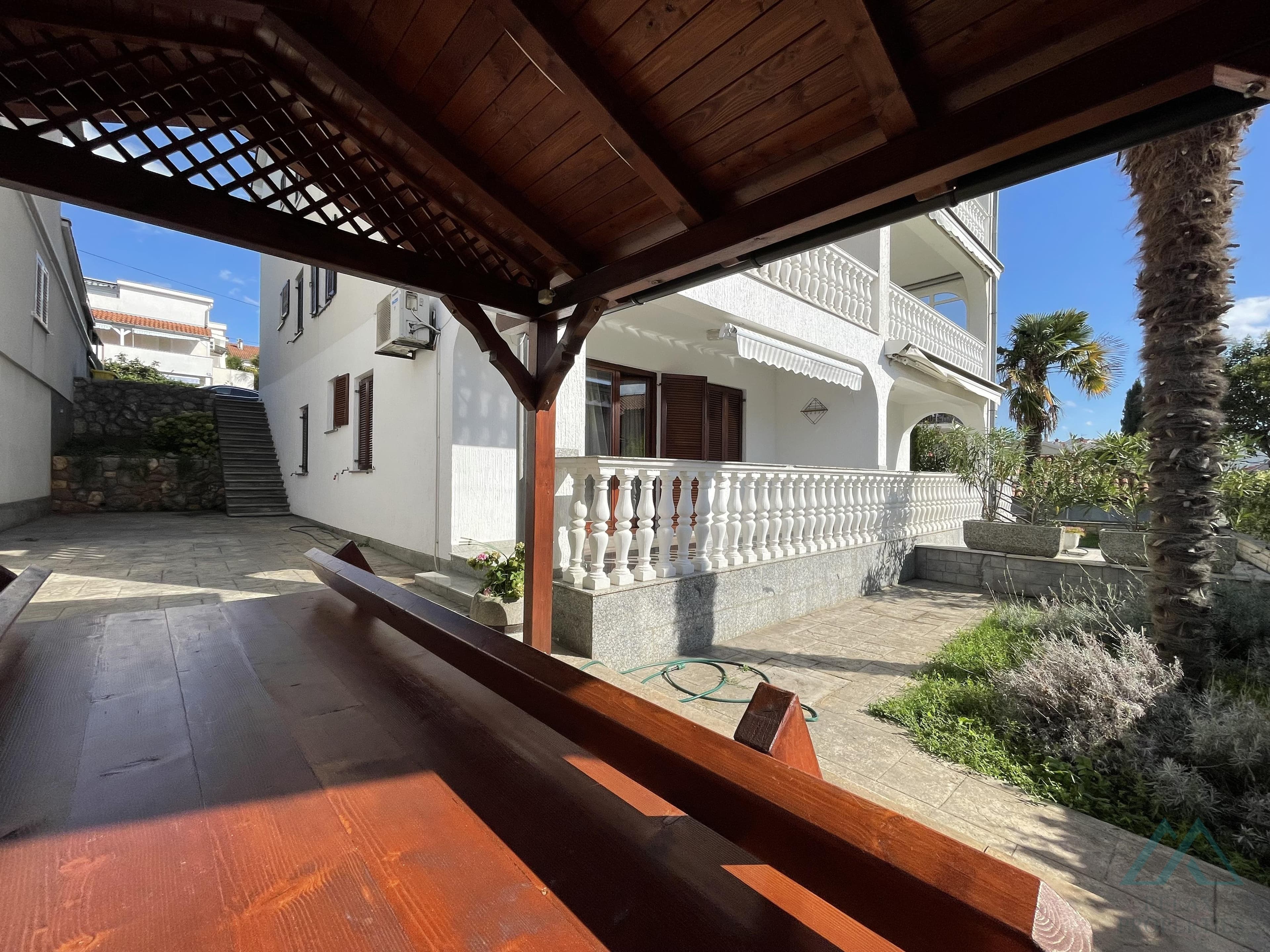 apartmán 2+kk, vlastní zahradou, ostrov Krk - Malinska, 350 m od moře - foto 1