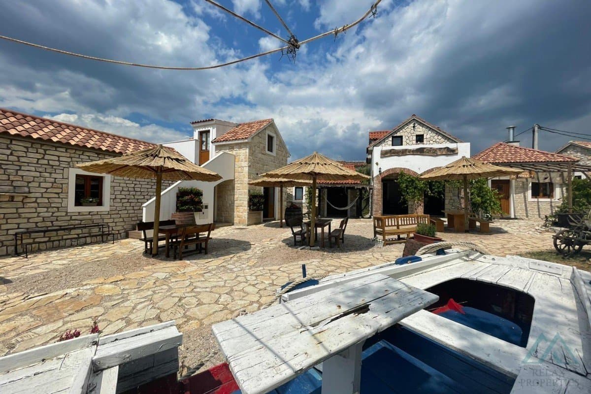 Turistický komplex u moře - etno vesnice, Vodice, první linie u moře - foto 1