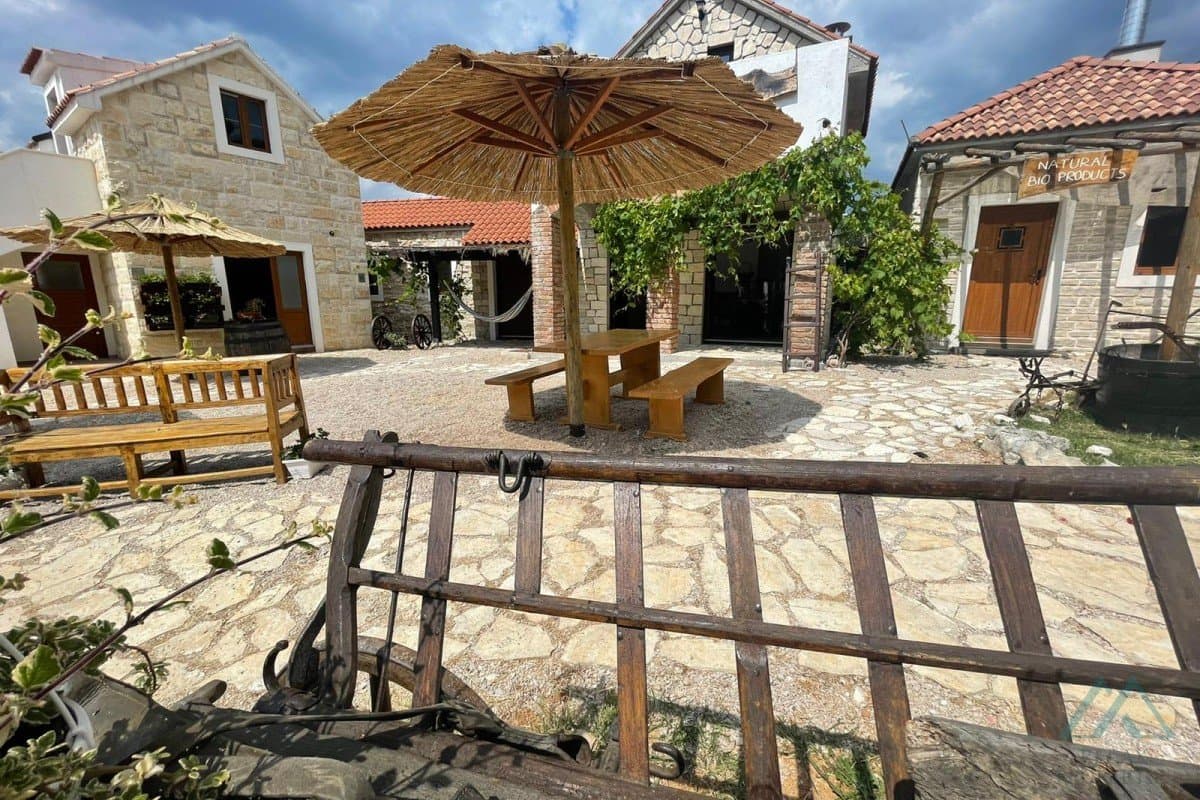 Turistický komplex u moře - etno vesnice, Vodice, první linie u moře - foto 7