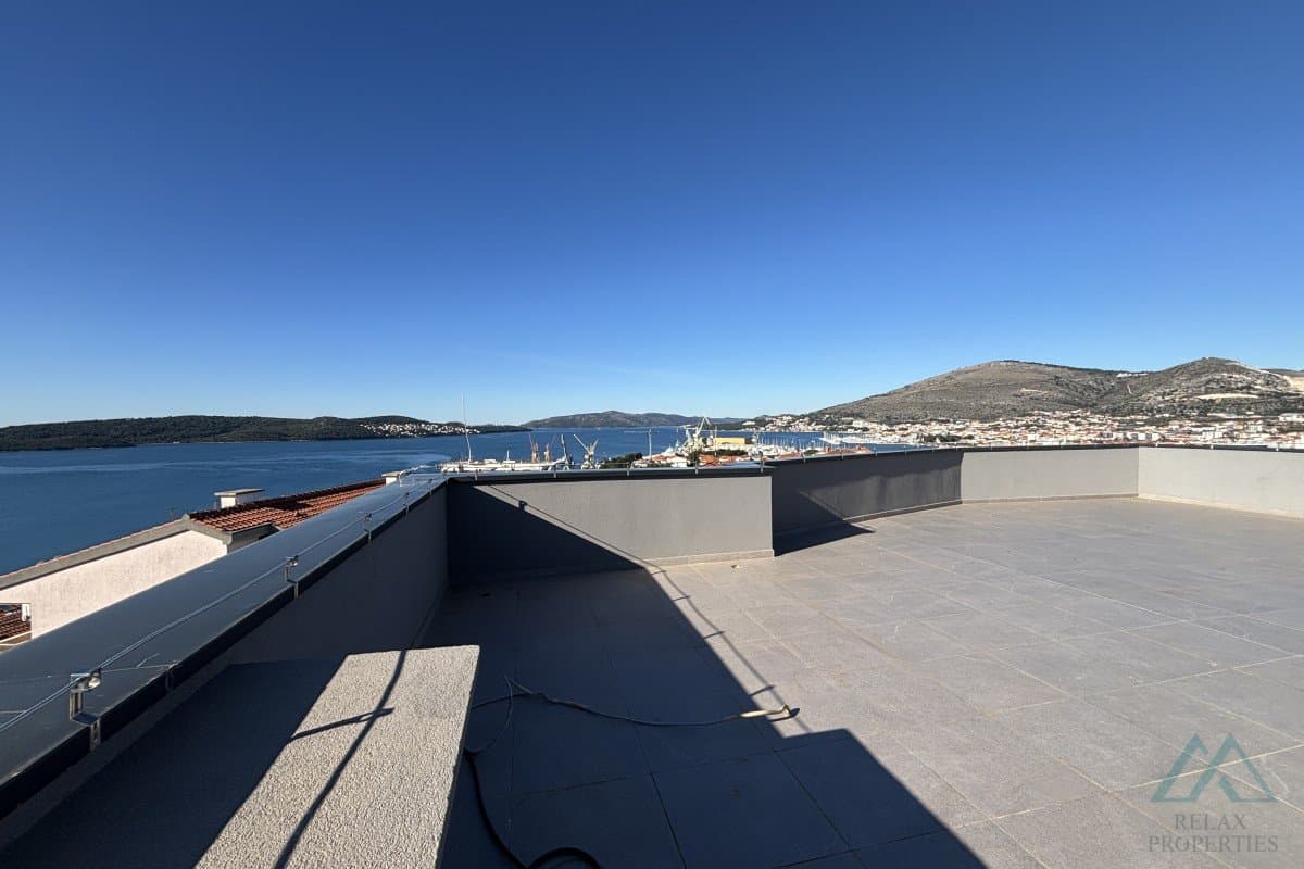penthouse se 2 ložnicemi, výhledem na moře a střešní terasou - Trogir, Čiovo - foto 4