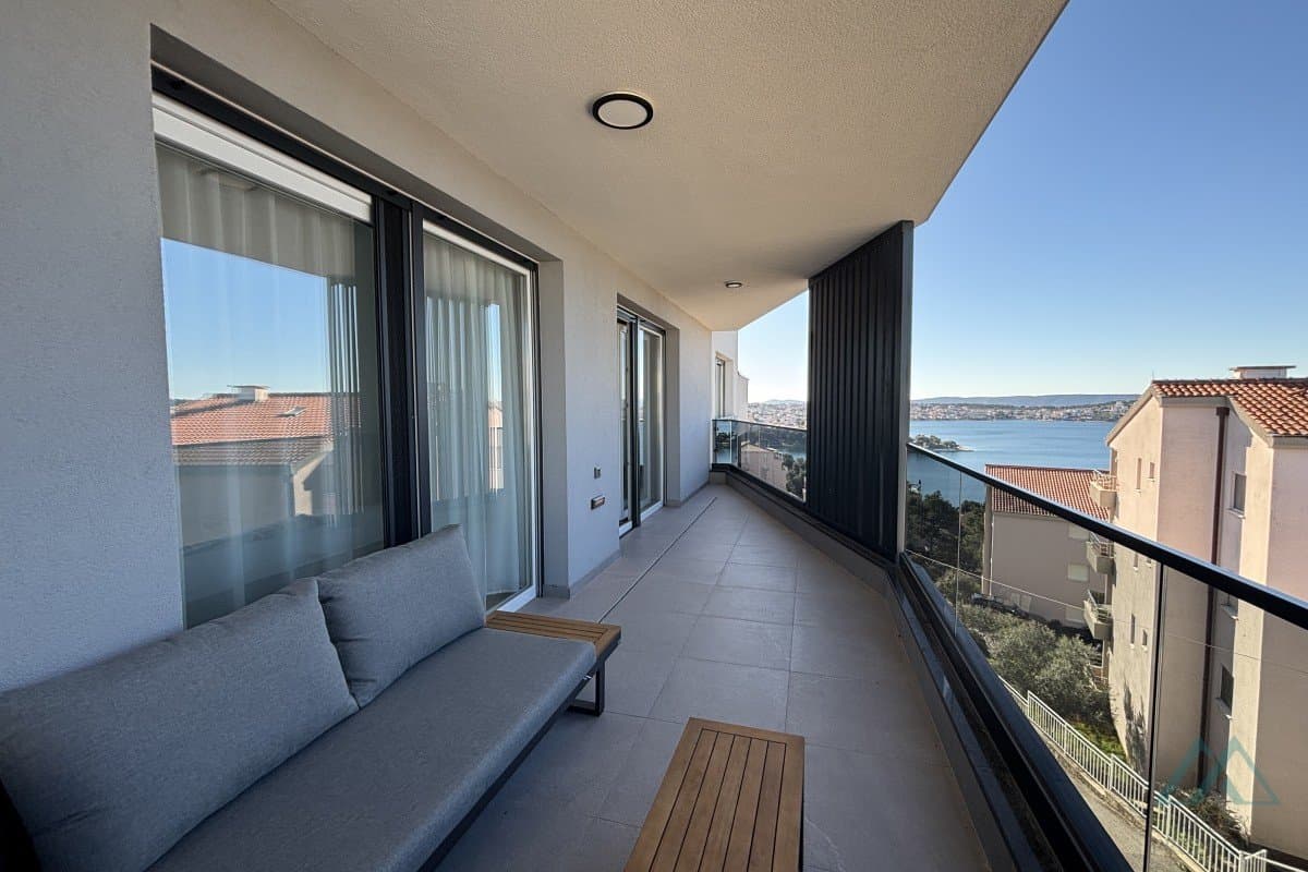 penthouse se 2 ložnicemi, výhledem na moře a střešní terasou - Trogir, Čiovo - foto 1