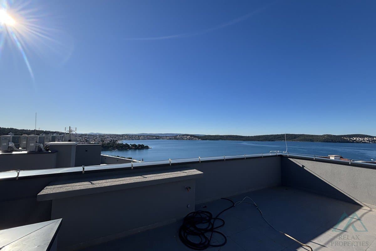 penthouse se 2 ložnicemi, výhledem na moře a střešní terasou - Trogir, Čiovo - foto 3