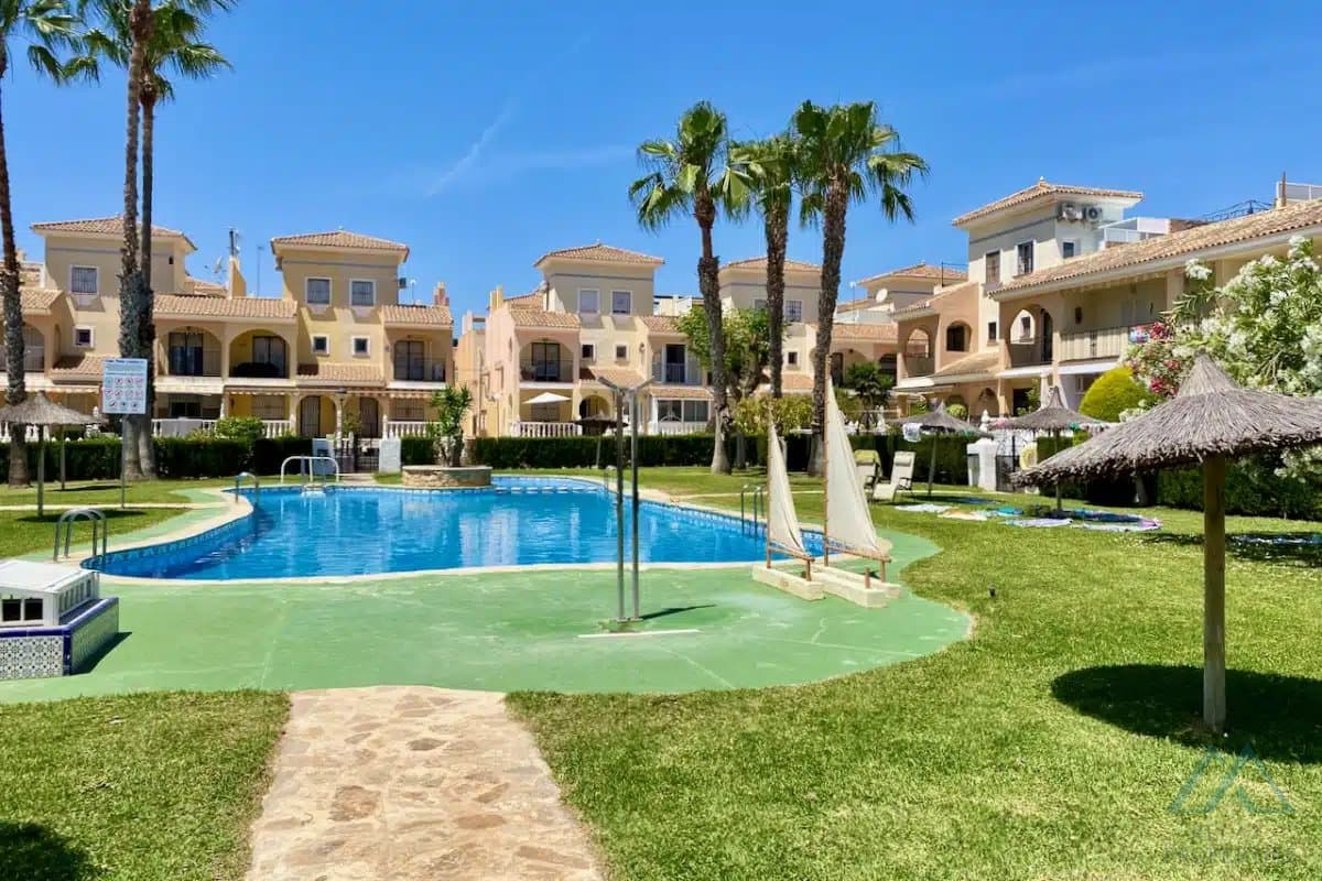 Řadový dům se 4 ložnicemi, v La Laguna II, Playa Flamenca, luxusní rekonstrukce - foto 29