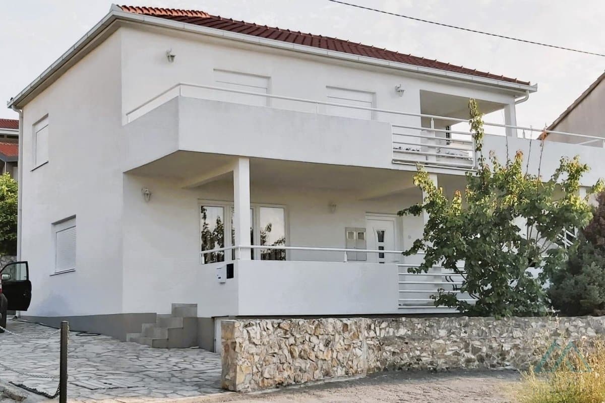 Samostatně stojící dům u moře se dvěma apartmány - ostrov Čiovo, Slatine, investiční příležitost - foto 1