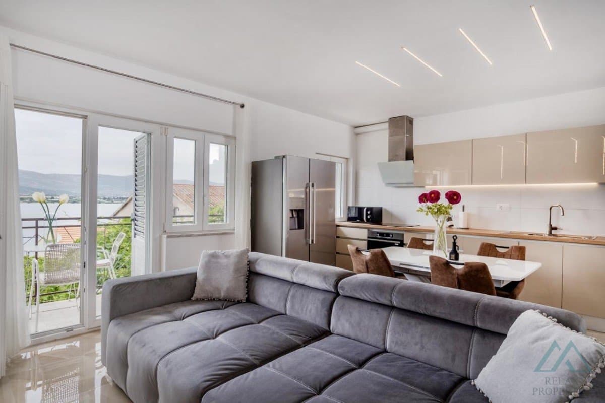 Zrekonstruovaný apartmán s výhledem na moře a velkou zahradou - Trogir, 100 m od moře - foto 1