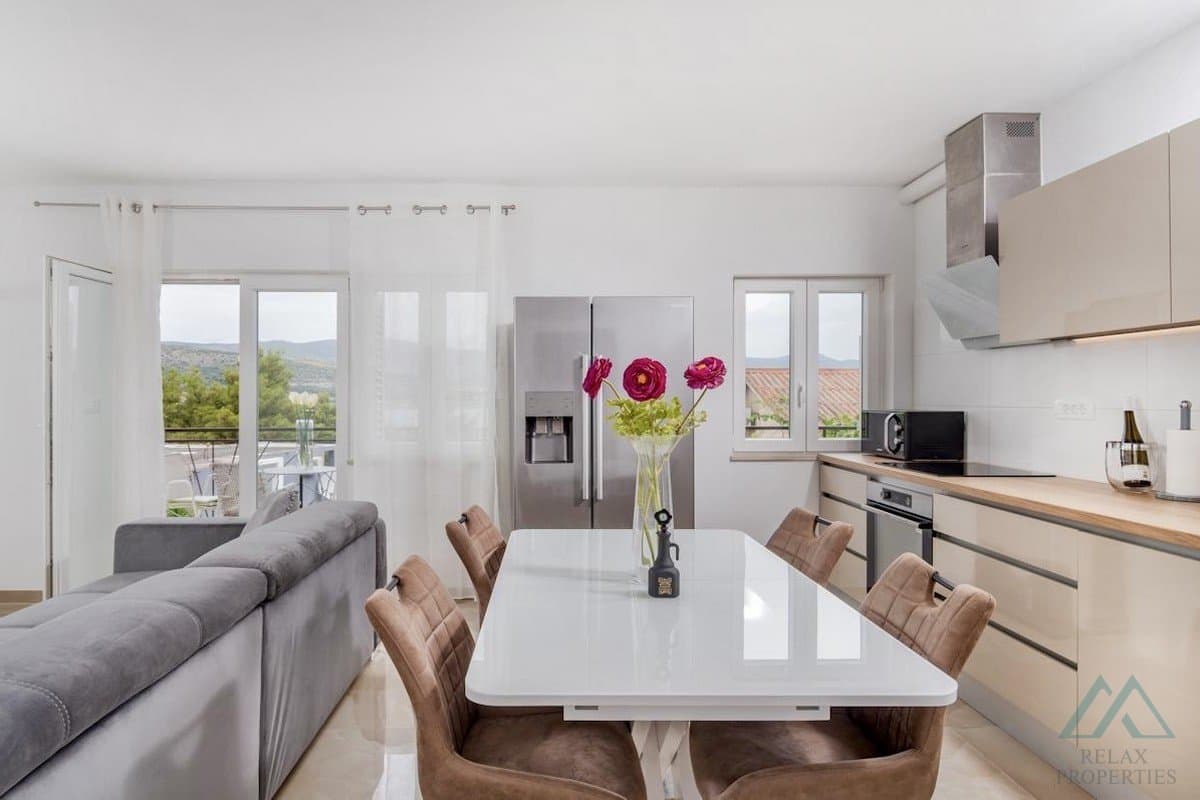 Zrekonstruovaný apartmán s výhledem na moře a velkou zahradou - Trogir, 100 m od moře - foto 2