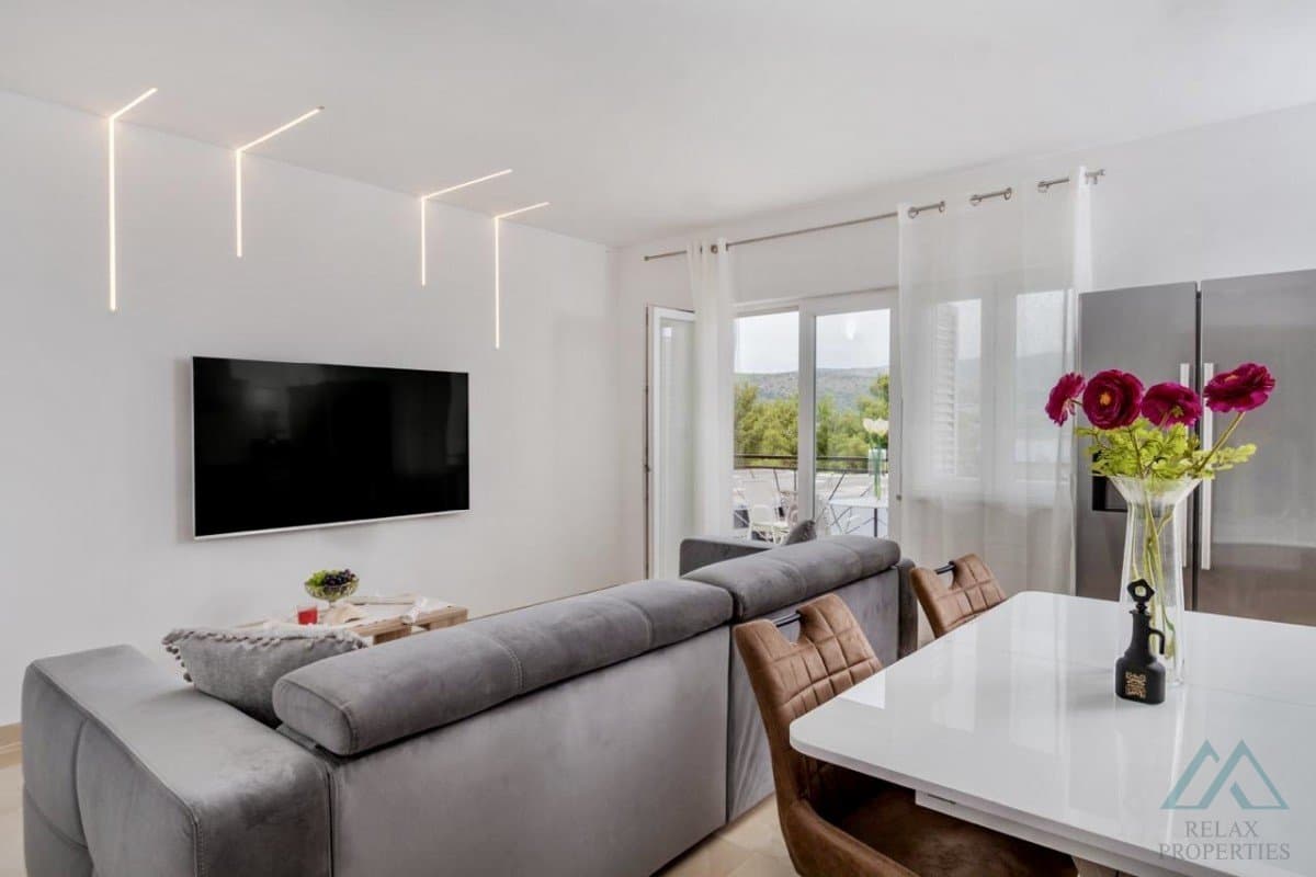 Zrekonstruovaný apartmán s výhledem na moře a velkou zahradou - Trogir, 100 m od moře - foto 3