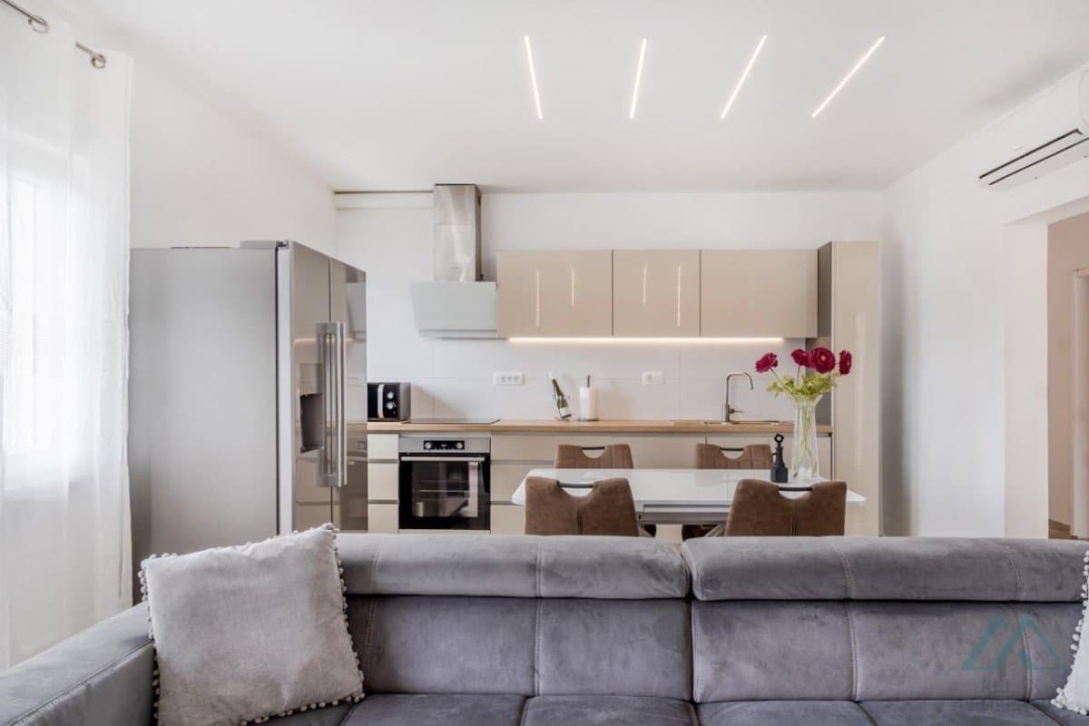 Zrekonstruovaný apartmán s výhledem na moře a velkou zahradou - Trogir, 100 m od moře - foto 4