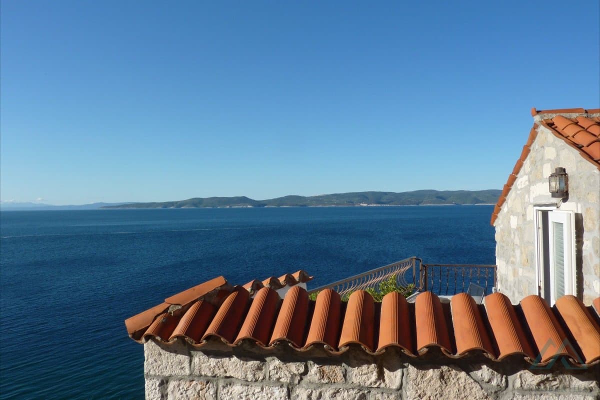 Renovovaný kamenný dům u moře - 1. řada, Omiš, Chorvatsko - foto 2