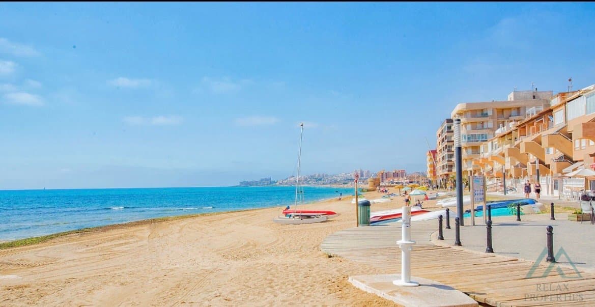 Apartmán v La Mata - Torrevieja, 250 m od pláže, společný bazén, investiční příležitost - foto 1